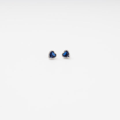 Silver 925 blue heart stud earrings close-up — Kabluchka