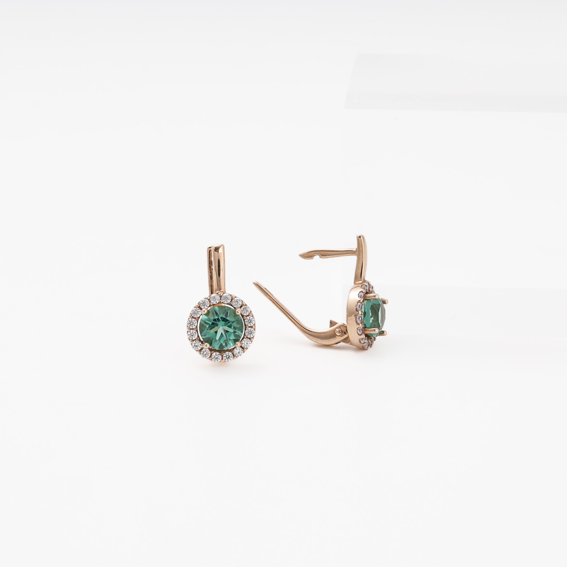 Rose gold drop earrings with green quartz halo, close-up of English lock mechanism — Kabluchka