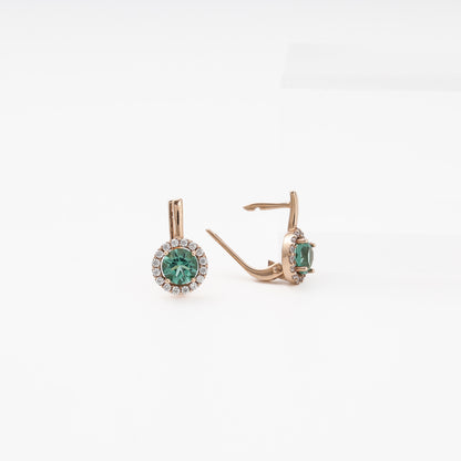 Rose gold drop earrings with green quartz halo, close-up of English lock mechanism — Kabluchka