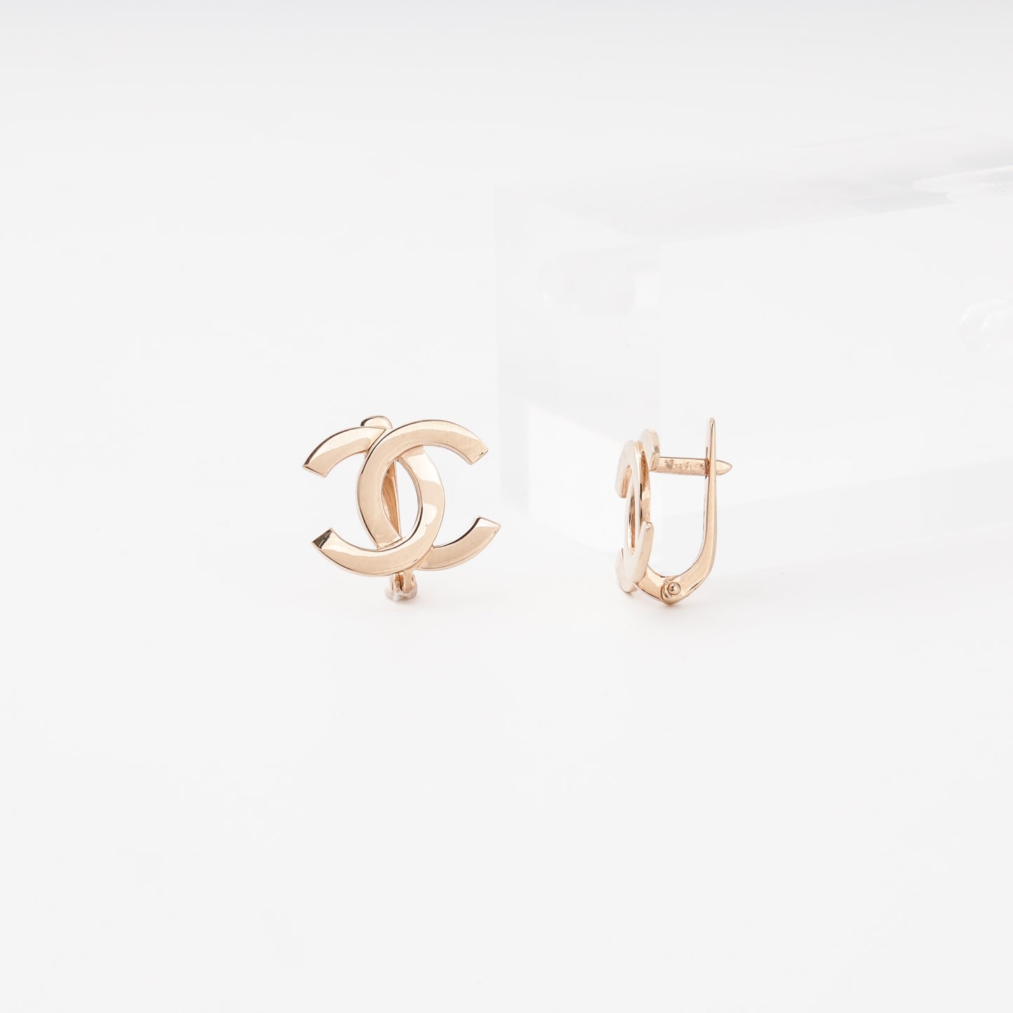 Gold 585 interlocking CC earrings detail - Kabluchka