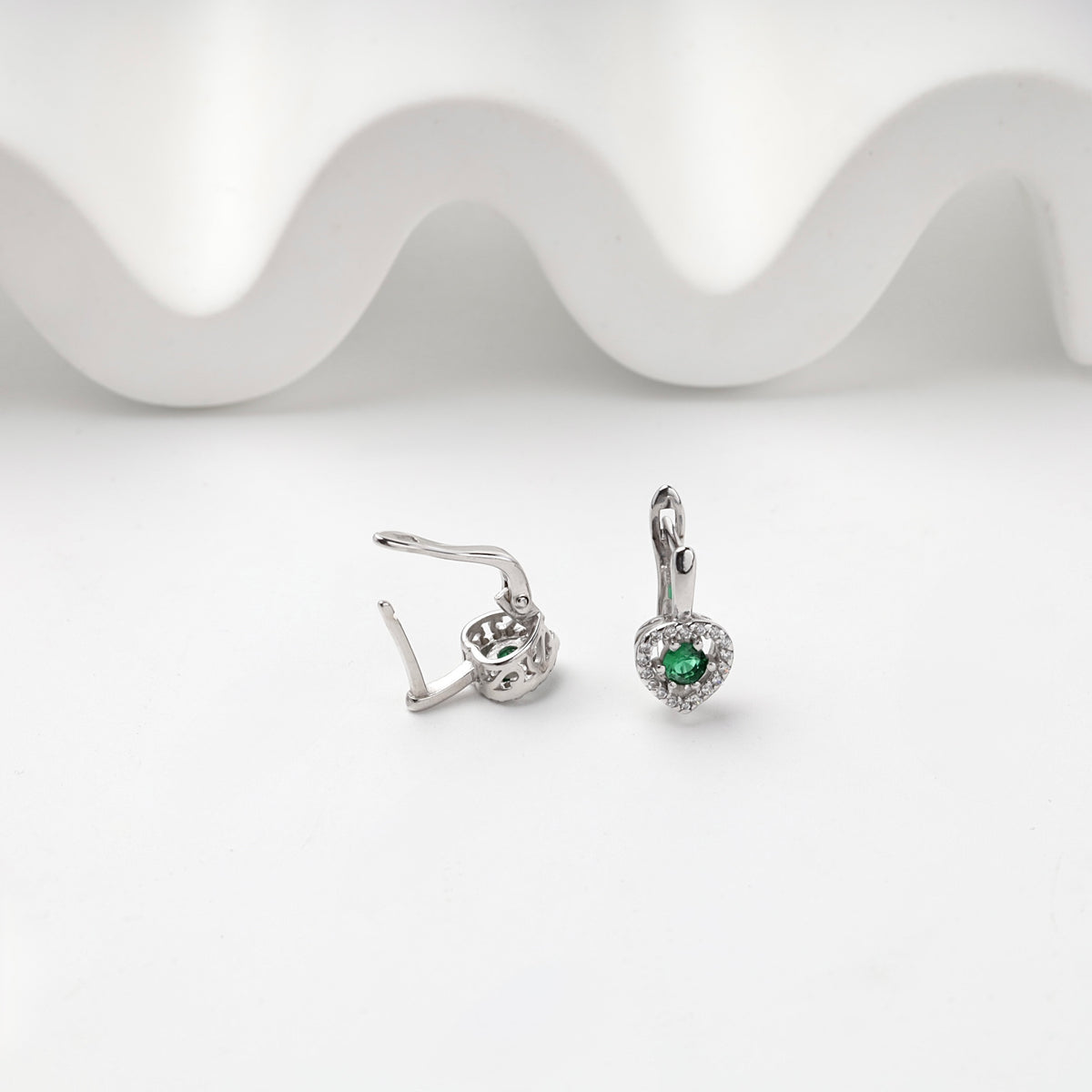 Silver 925 green cubic zirconia heart earrings — open English lock detail — Kabluchka