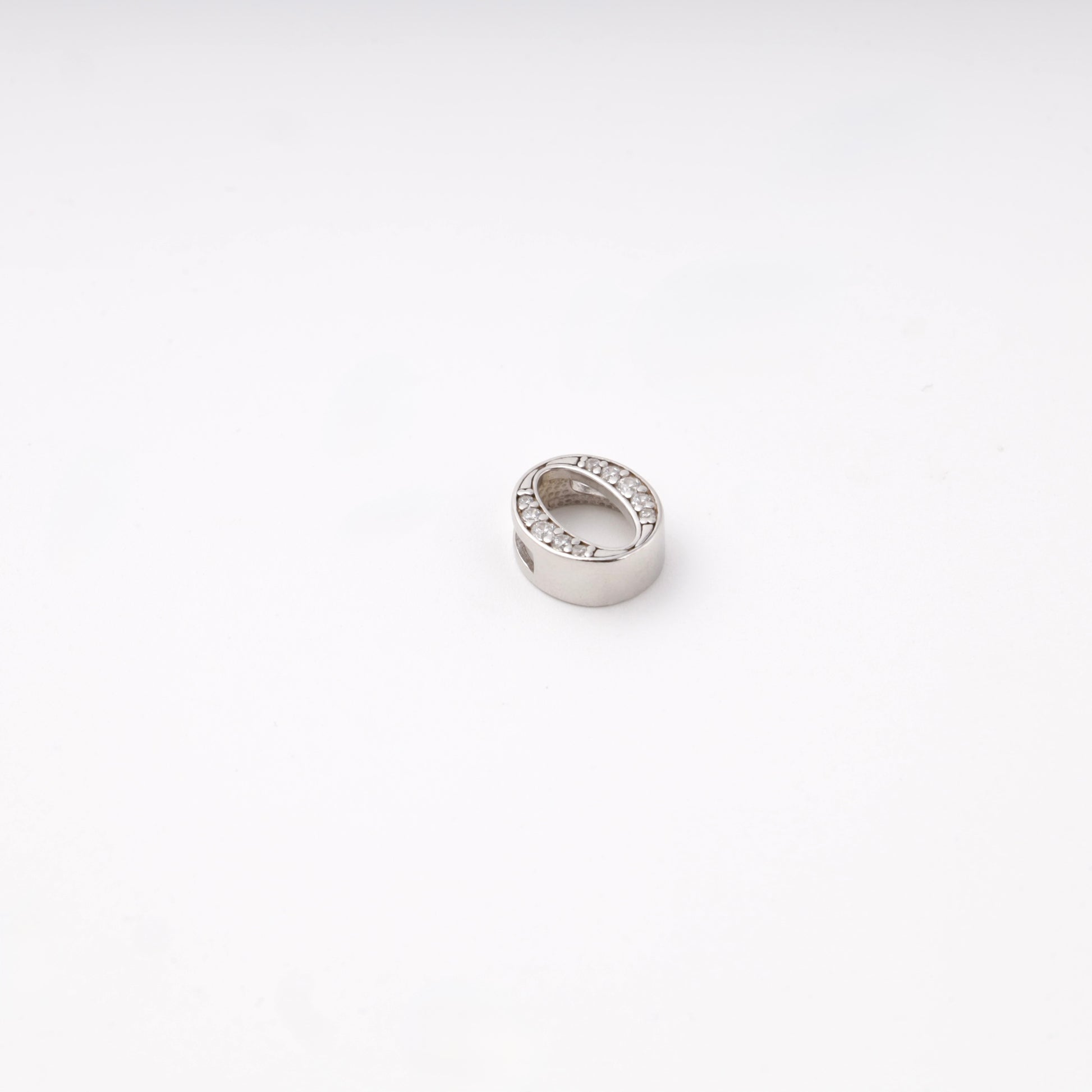Silver 925 oval pendant with cubic zirconia close-up — Kabluchka