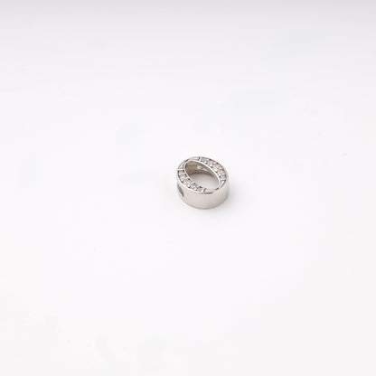 Silver 925 oval pendant with cubic zirconia close-up — Kabluchka