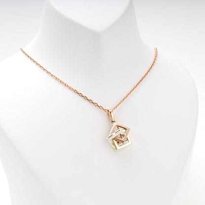 Gold 585 three-tone cube pendant on display — Kabluchka