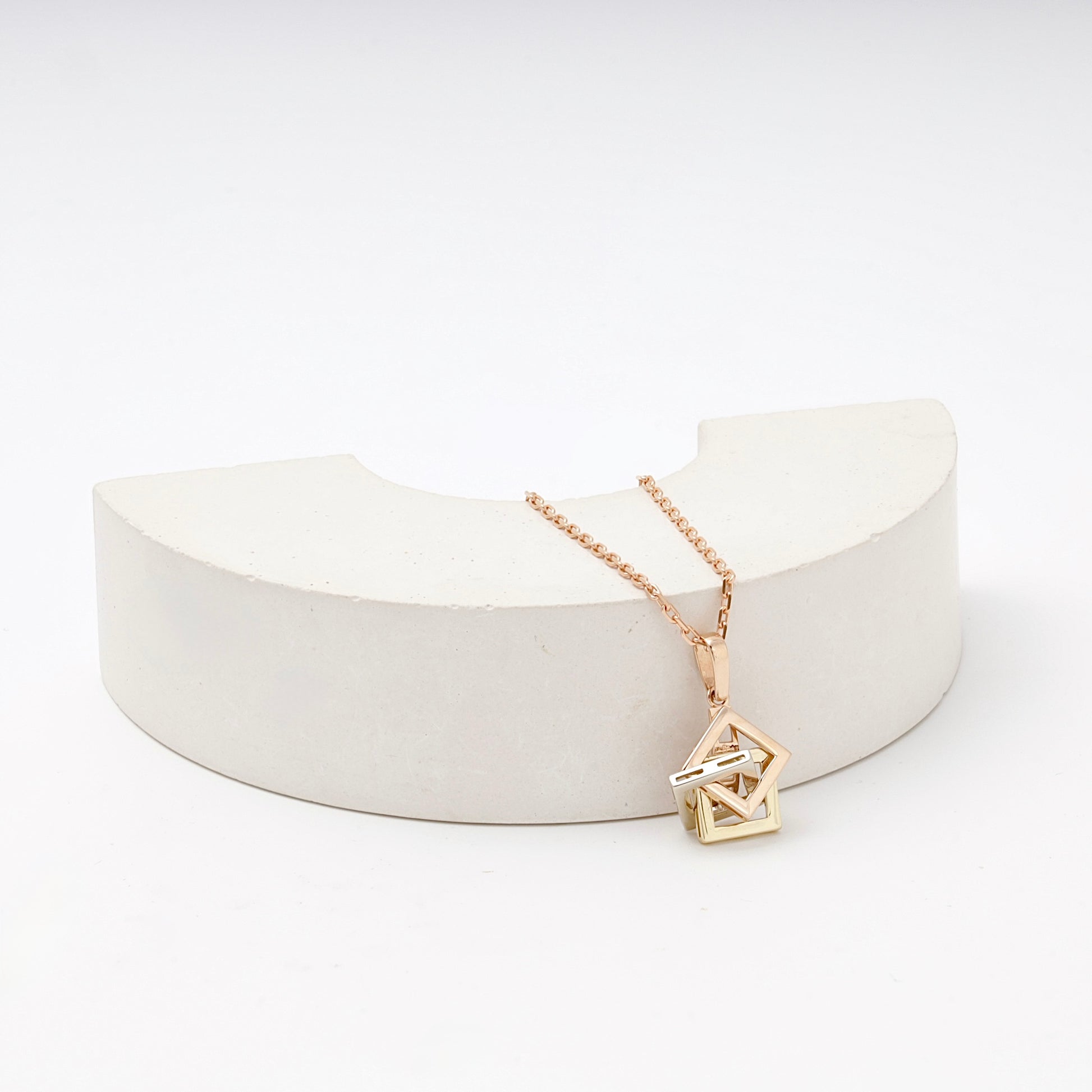 Gold 585 geometric cube pendant on chain — Kabluchka
