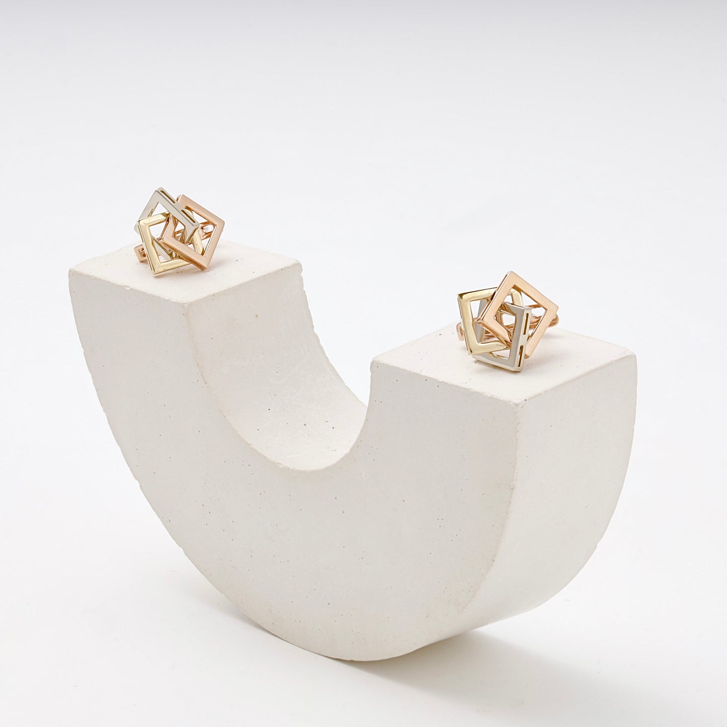 Gold 585 three-tone cube earrings on display — Kabluchka