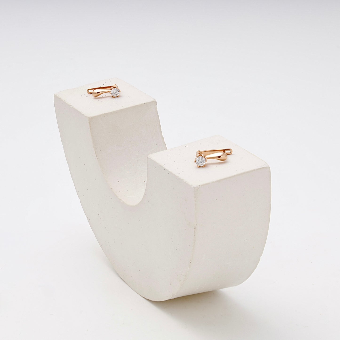Children's rose gold 585 earrings on display — Kabluchka