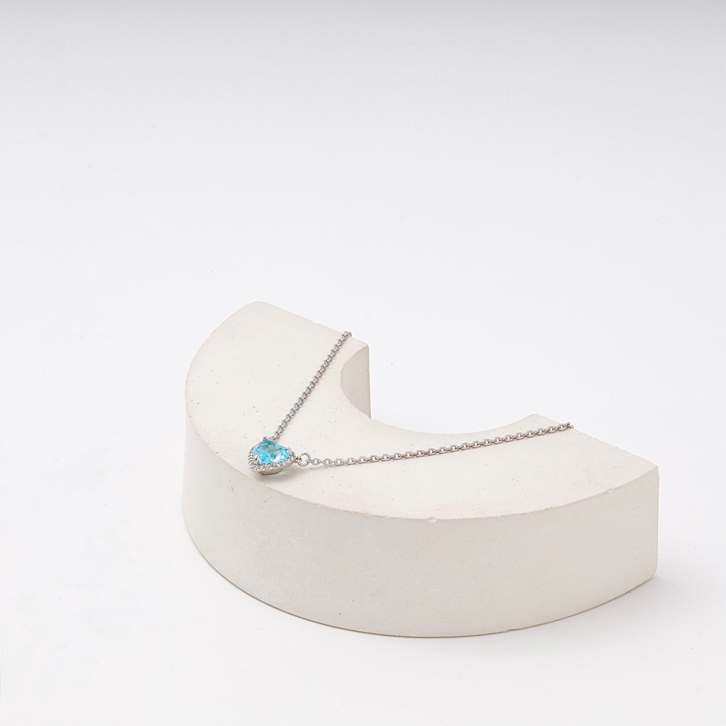 Silver 925 Blue Heart CZ Pendant close-up — Kabluchka