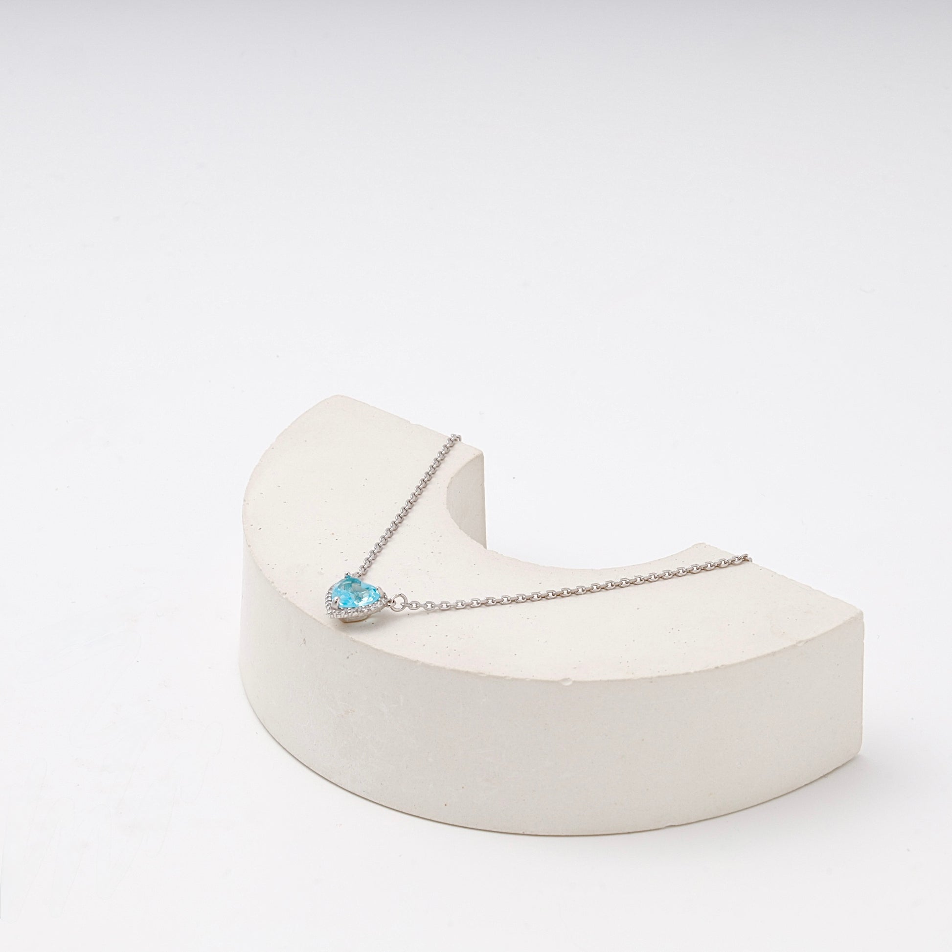 Silver 925 Blue Heart CZ Pendant close-up — Kabluchka