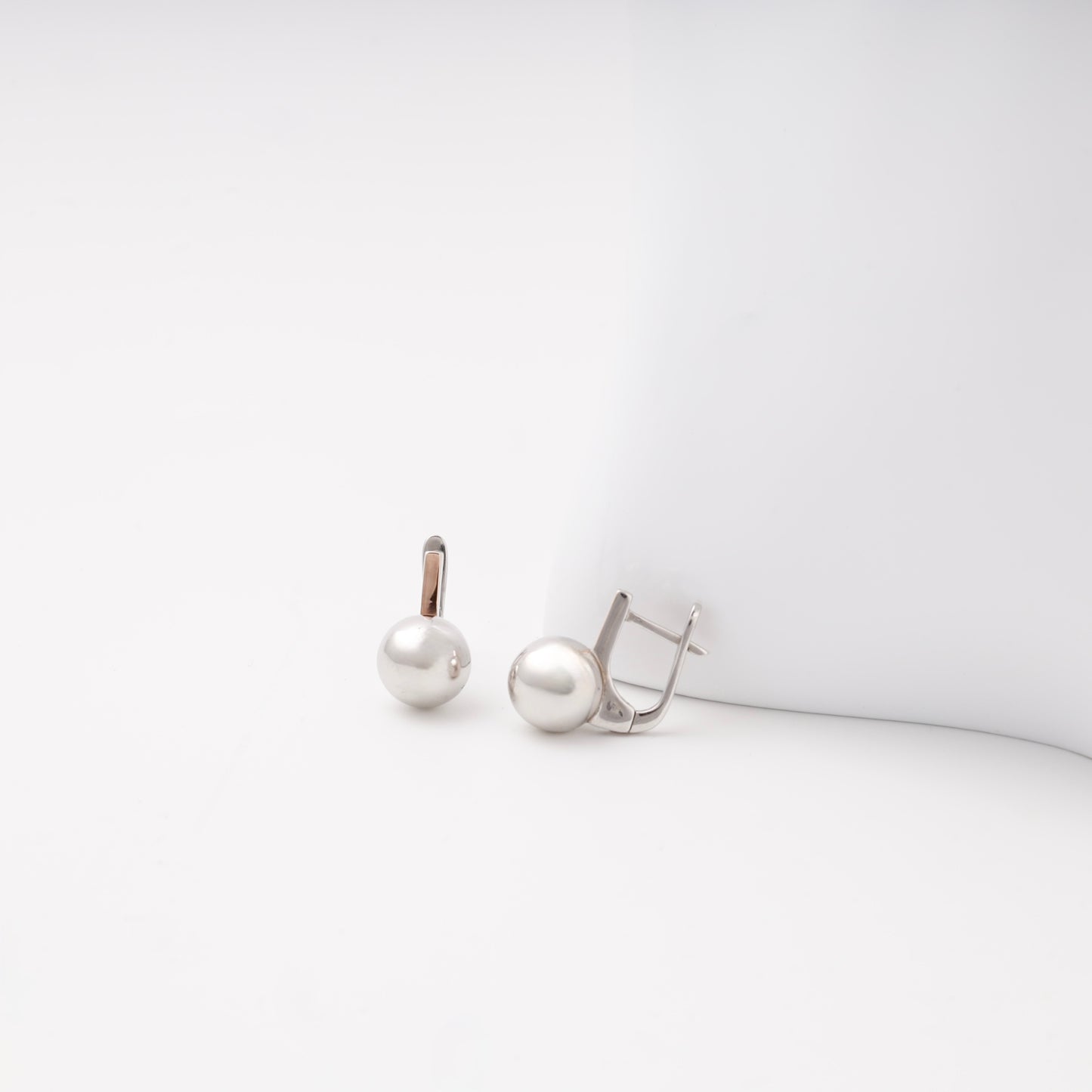 Silver 925 ball earrings side view with English lock — Kabluchka
