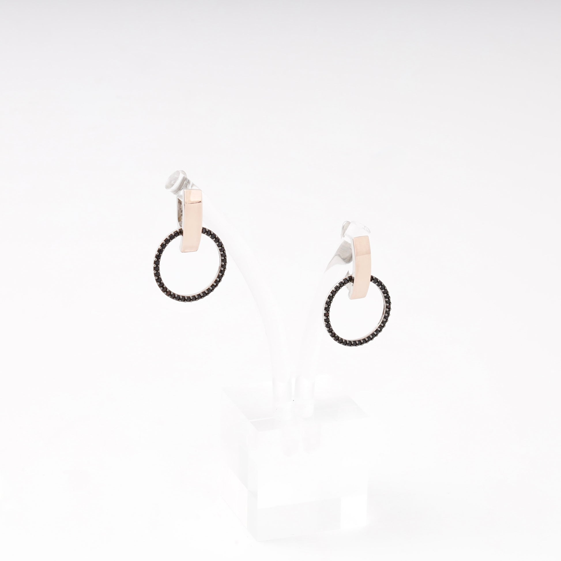 Silver 925 black CZ circle drop earring on display stand — Kabluchka