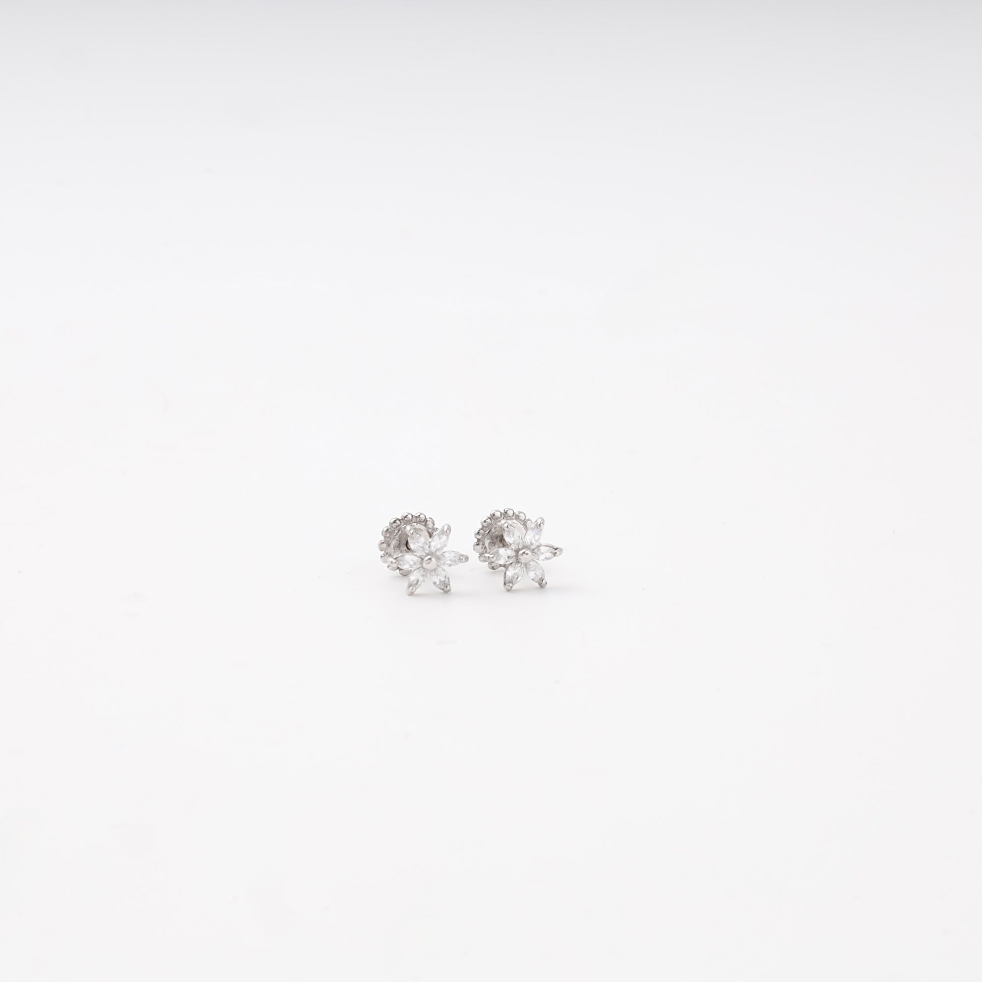Measurement detail — Silver 925 flower CZ stud earrings — Kabluchka