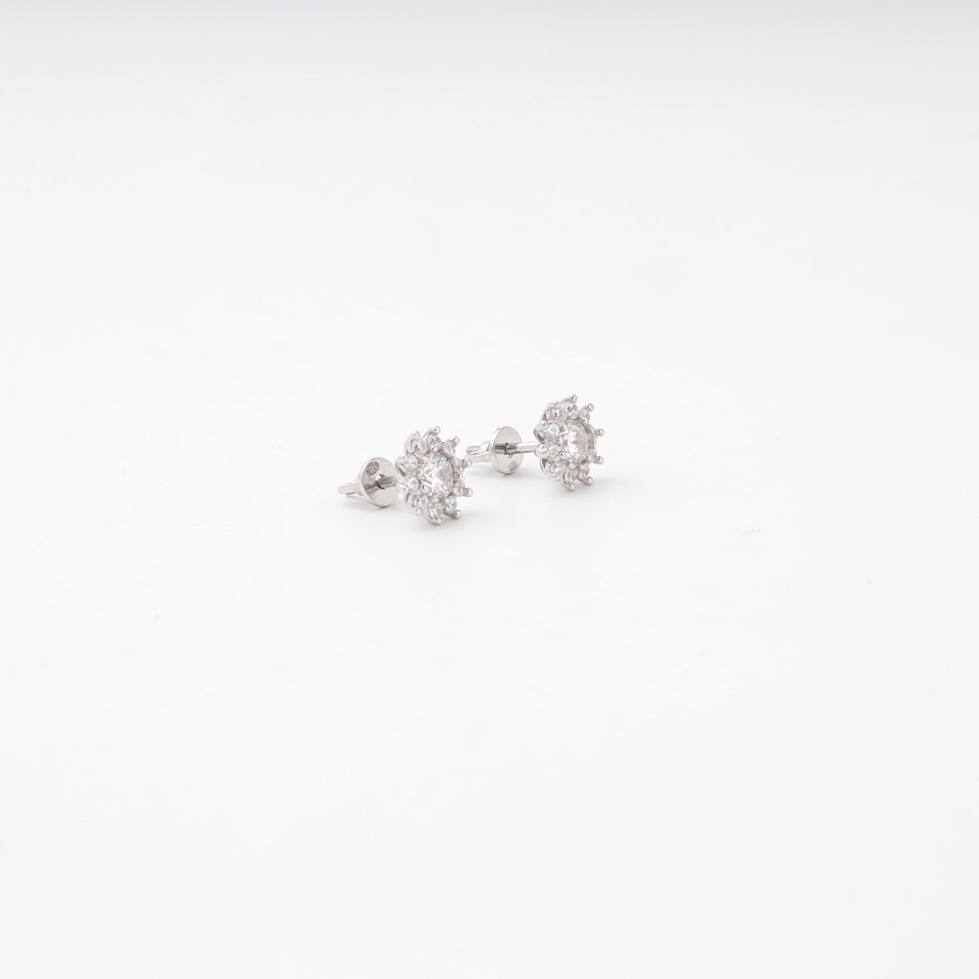 Silver 925 cubic zirconia stud earrings close-up — Kabluchka