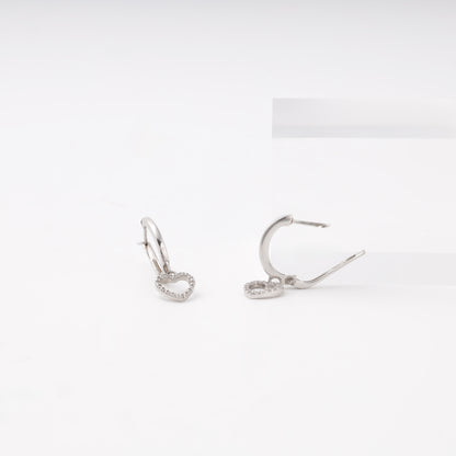 Silver 925 drop earrings with heart charm, close-up of English lock closure — Kabluchka