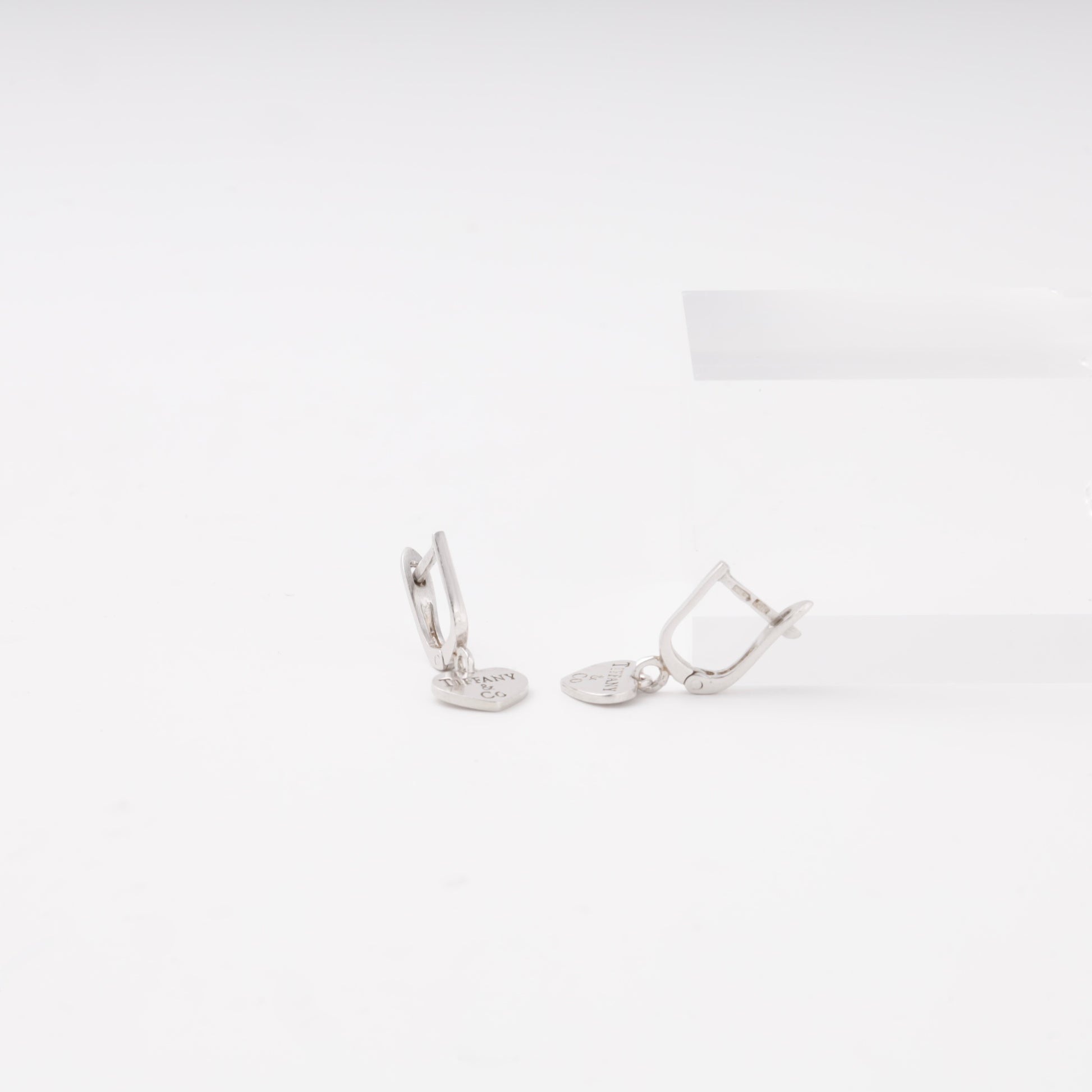 Silver 925 heart tag earrings detail — Kabluchka