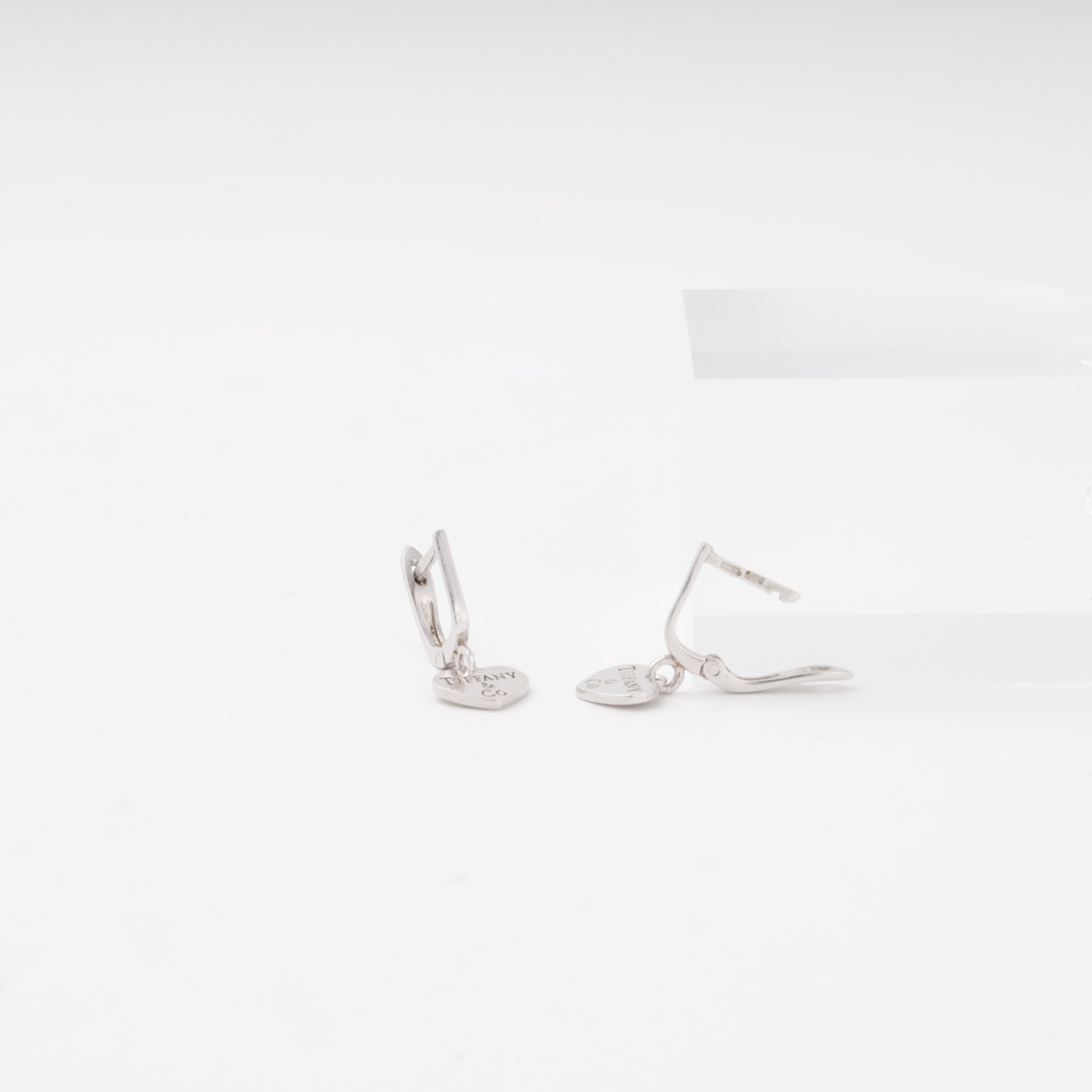 Silver 925 heart drop earrings close-up — Kabluchka