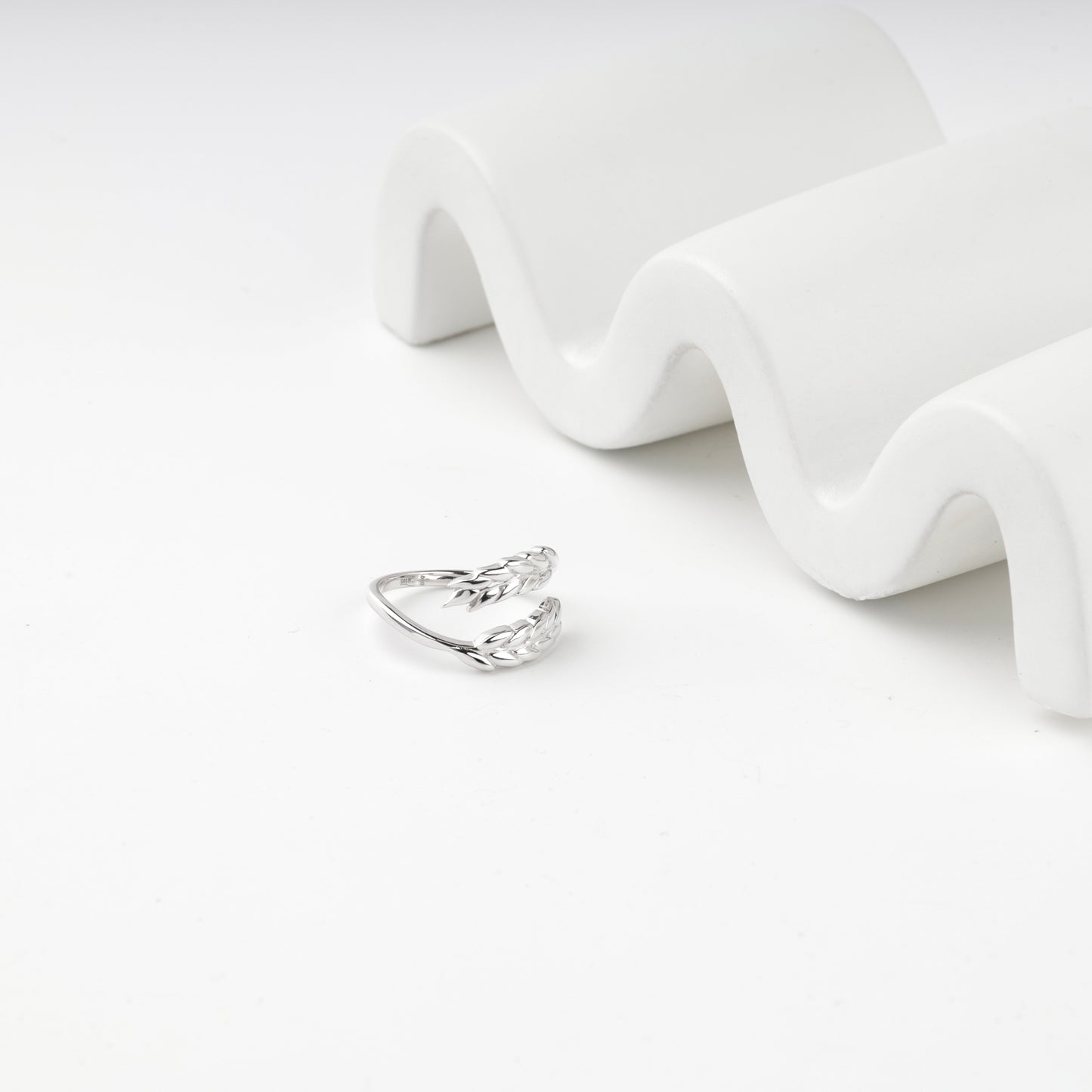 White Gold 14K open wheat ring, side view