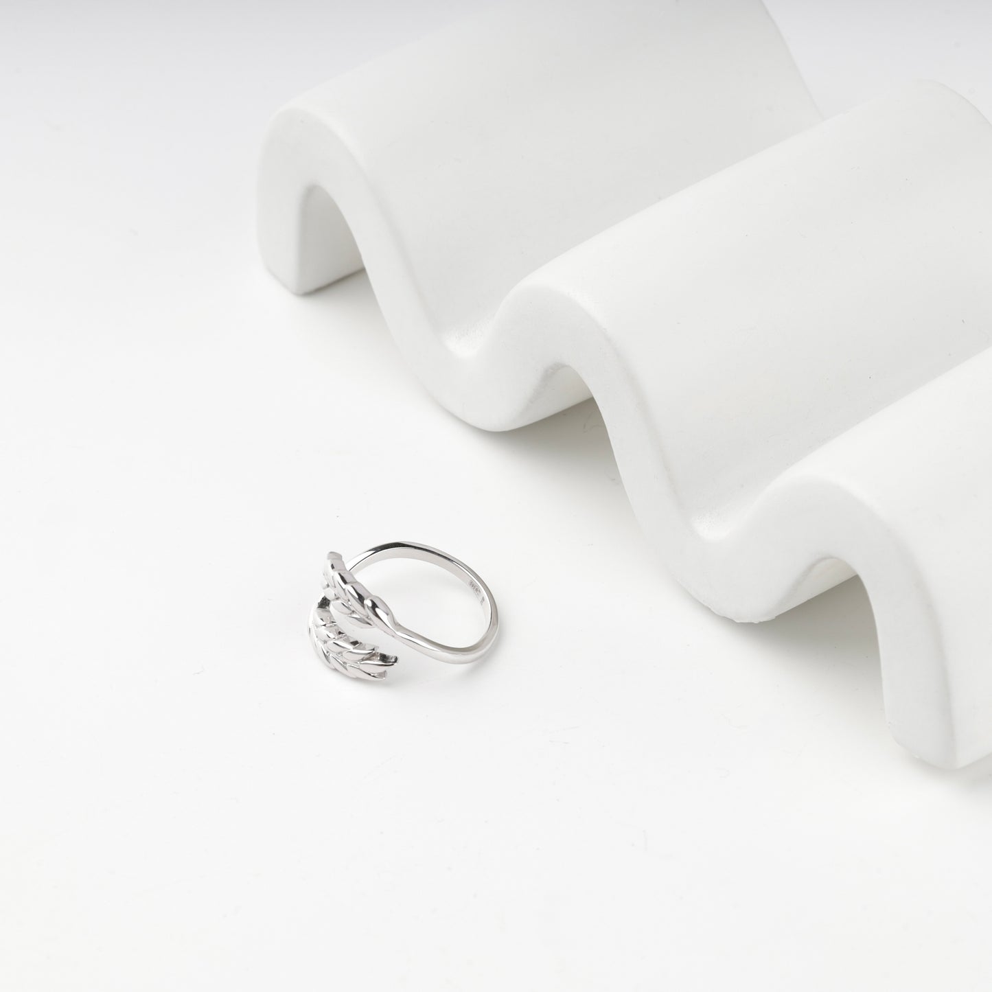 Polished wheat-ear details on a white gold open ring