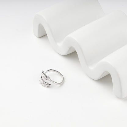Polished wheat-ear details on a white gold open ring