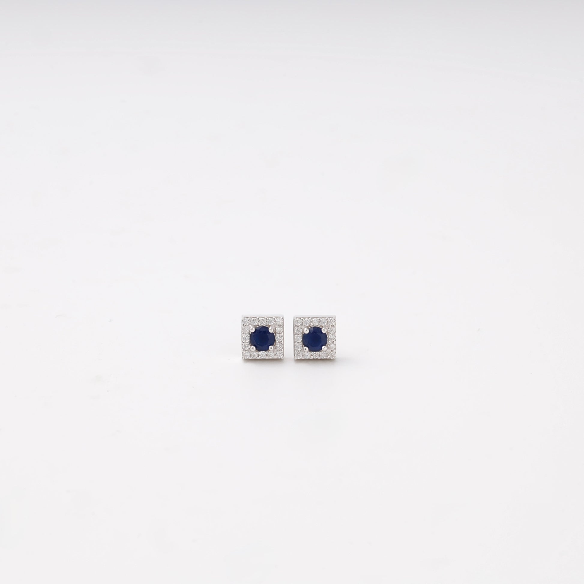 Silver 925 square halo stud earrings with blue sapphire — Kabluchka