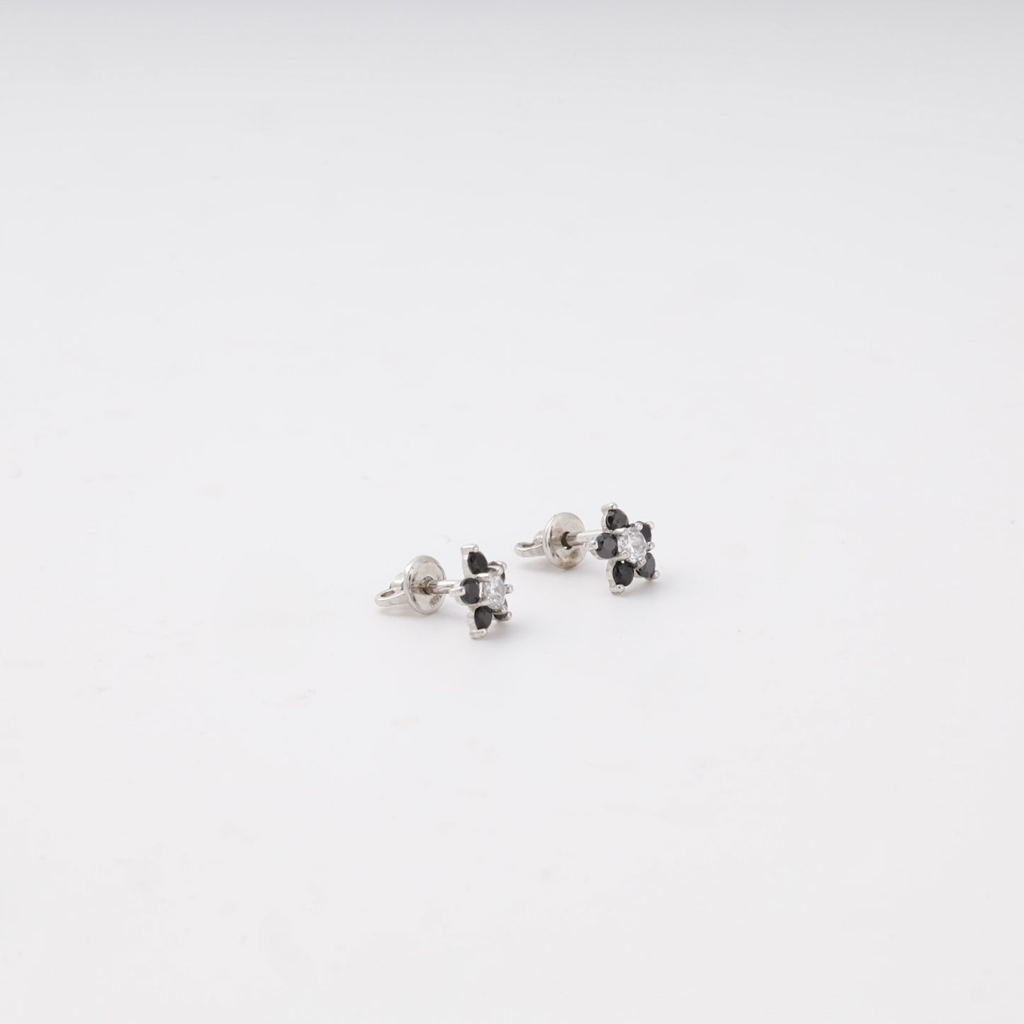 Silver 925 flower stud earrings detail — Kabluchka