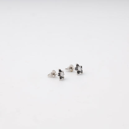 Silver 925 flower stud earrings detail — Kabluchka
