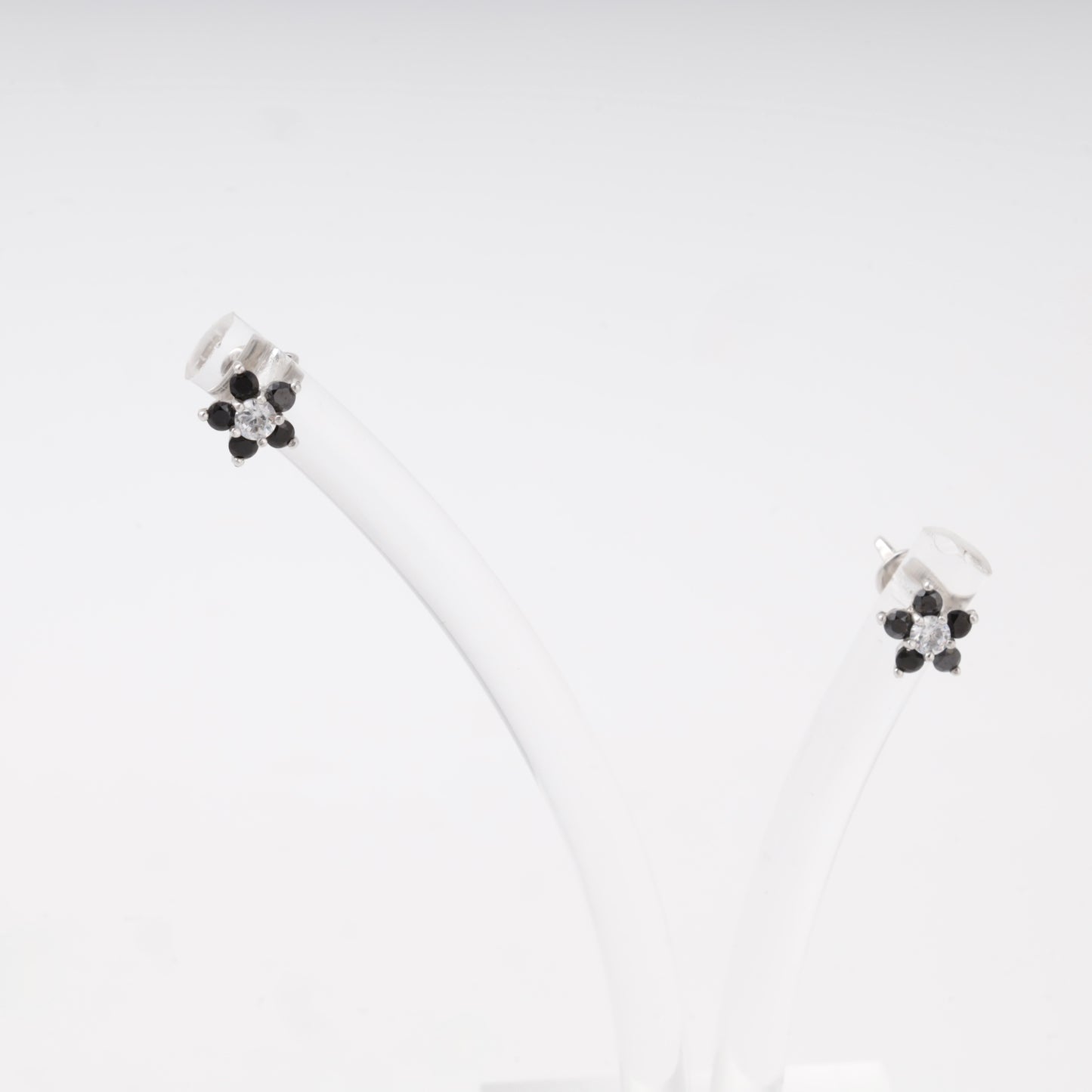 Silver 925 flower stud earrings with black and white cubic zirconia — Kabluchka