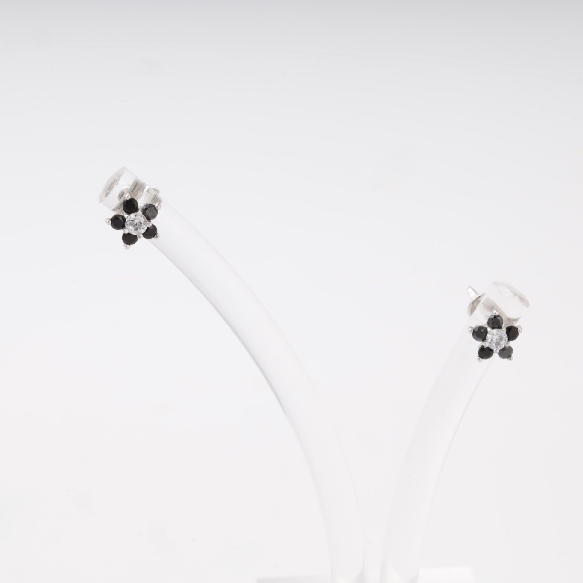 Silver 925 flower stud earrings with black and white cubic zirconia — Kabluchka