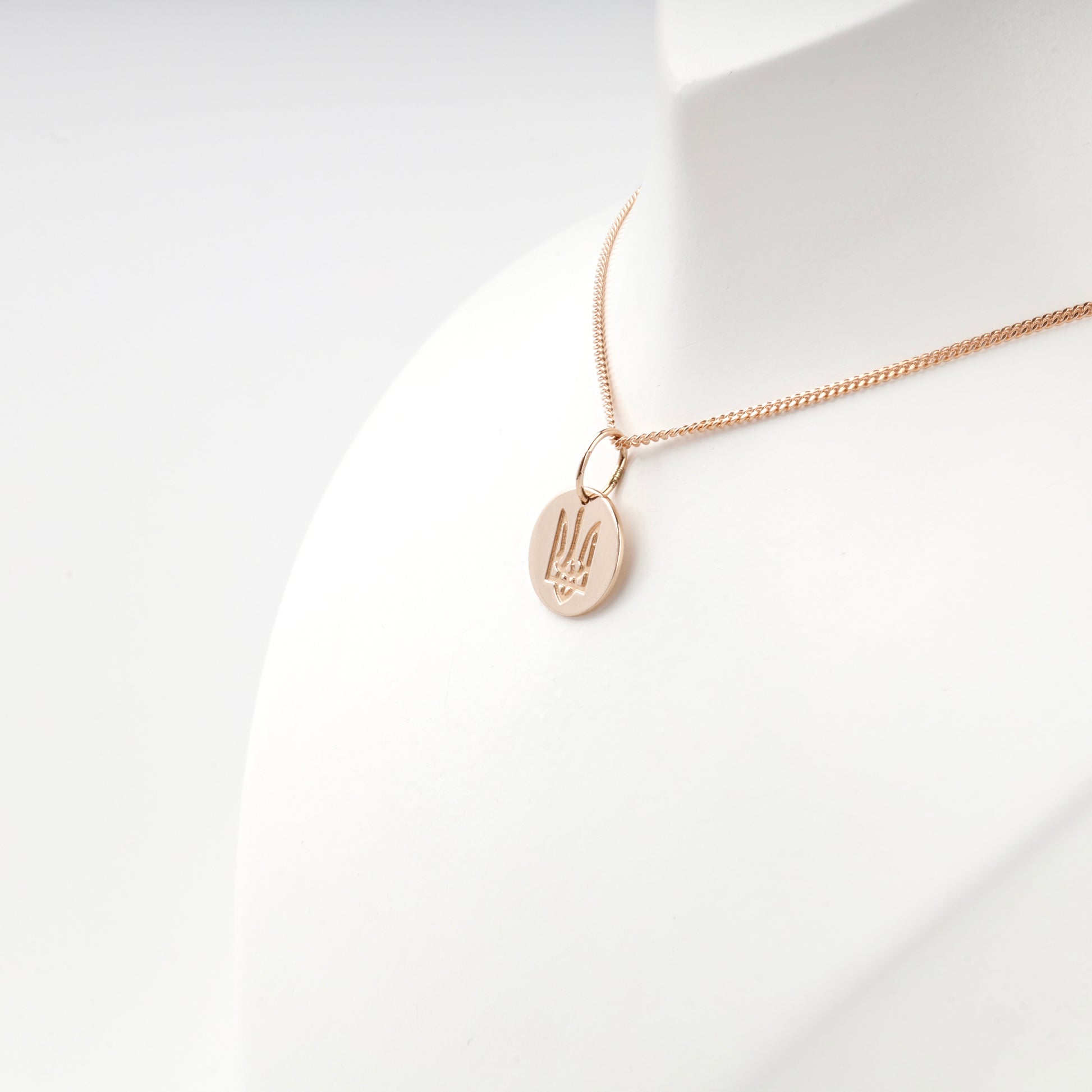 Rose Gold 14K Trident disc pendant, side detail