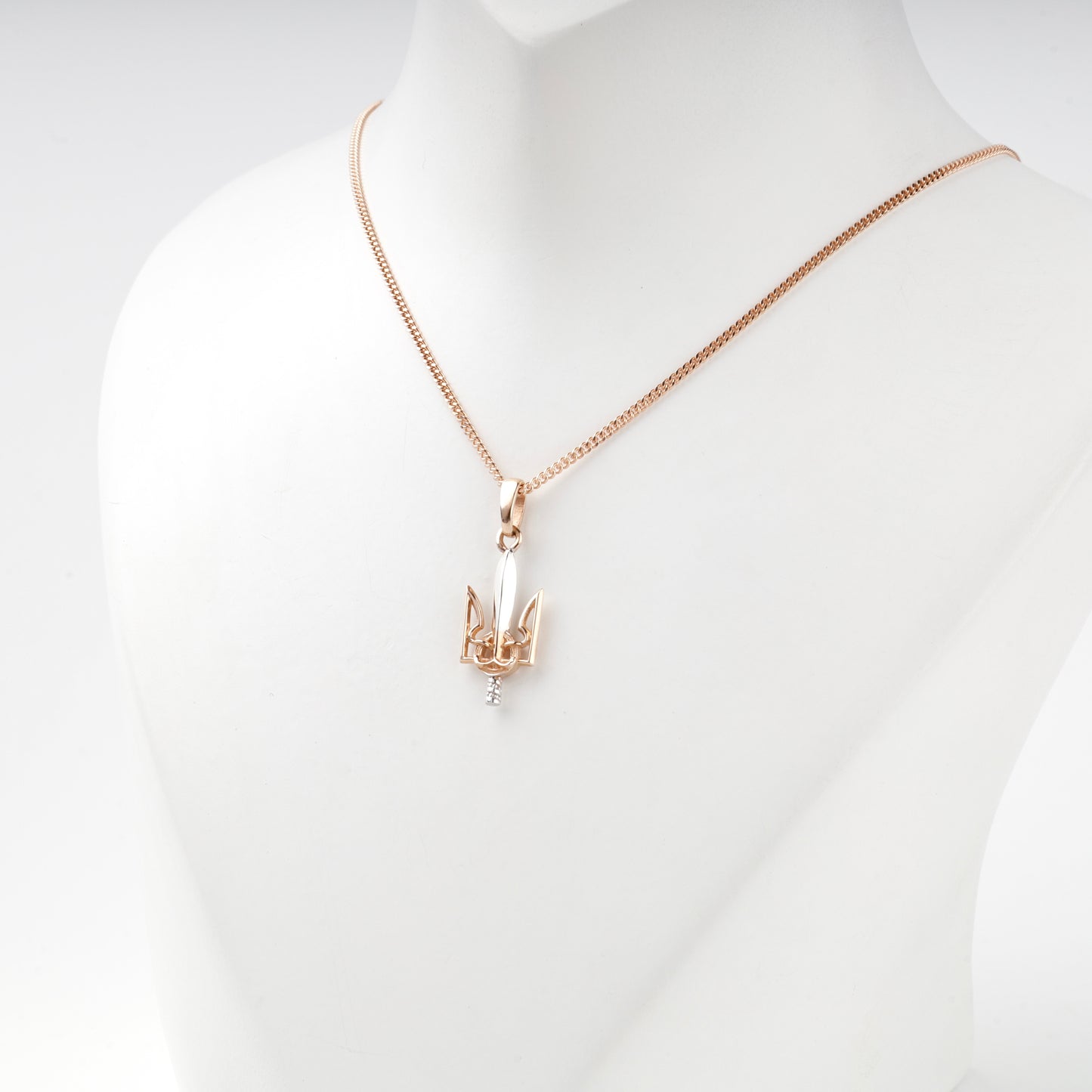 Two-tone Gold 14K Courage pendant, side detail