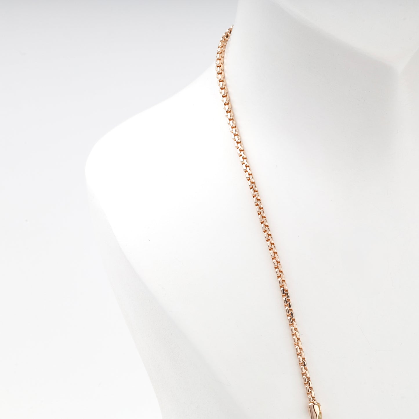Lobster clasp and end ring on a rose gold box chain