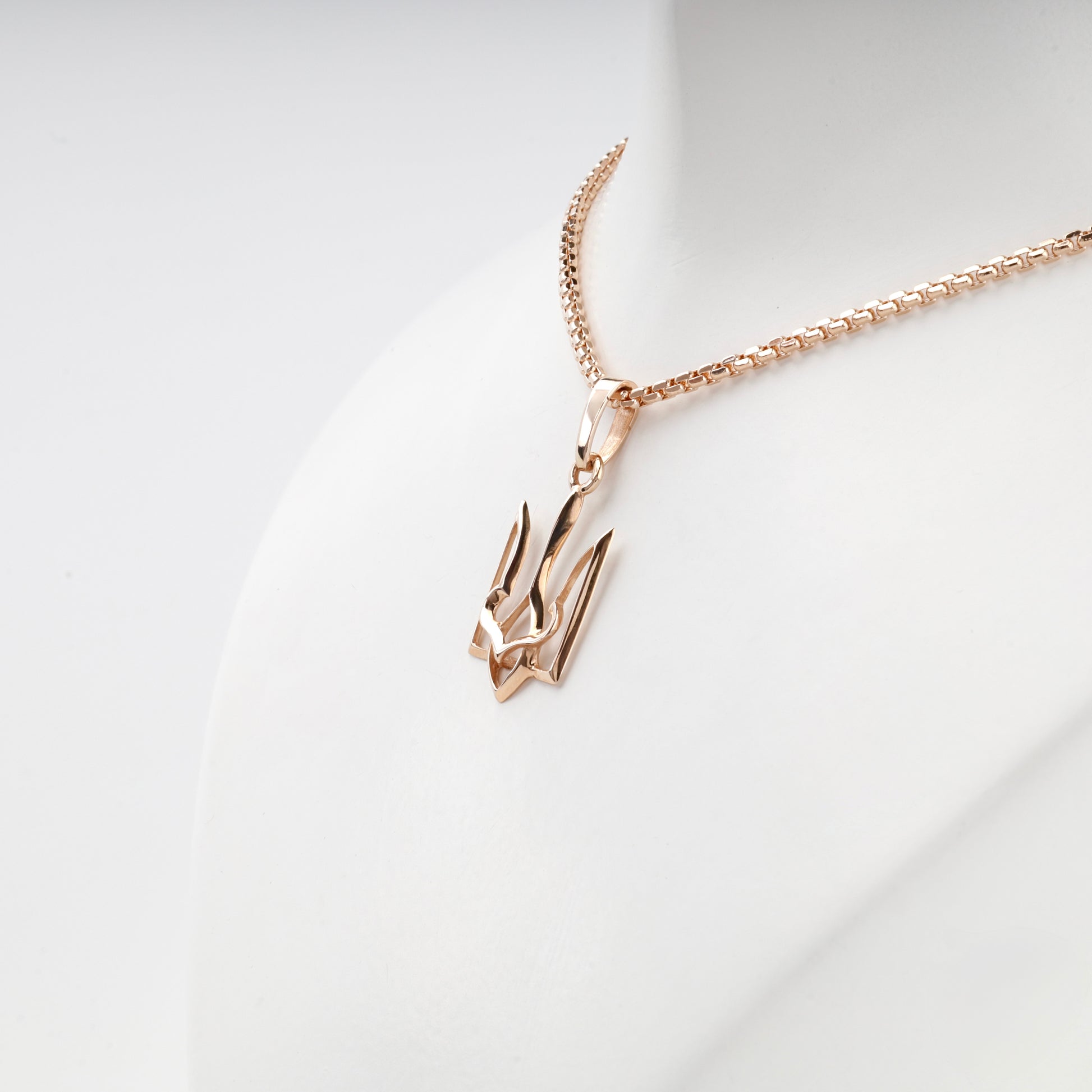 Openwork Ukrainian Trident pendant — side detail — Kabluchka