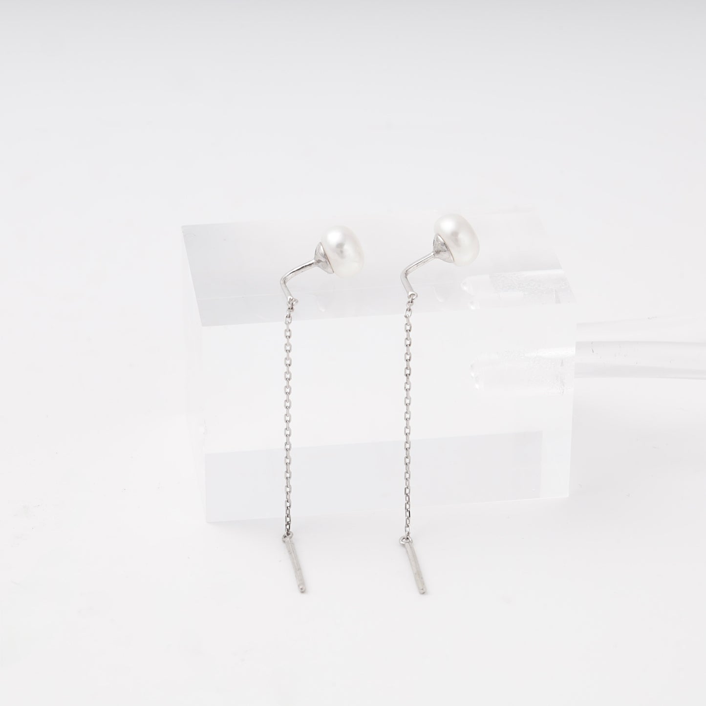 Silver 925 pearl threader earrings on display block — Kabluchka
