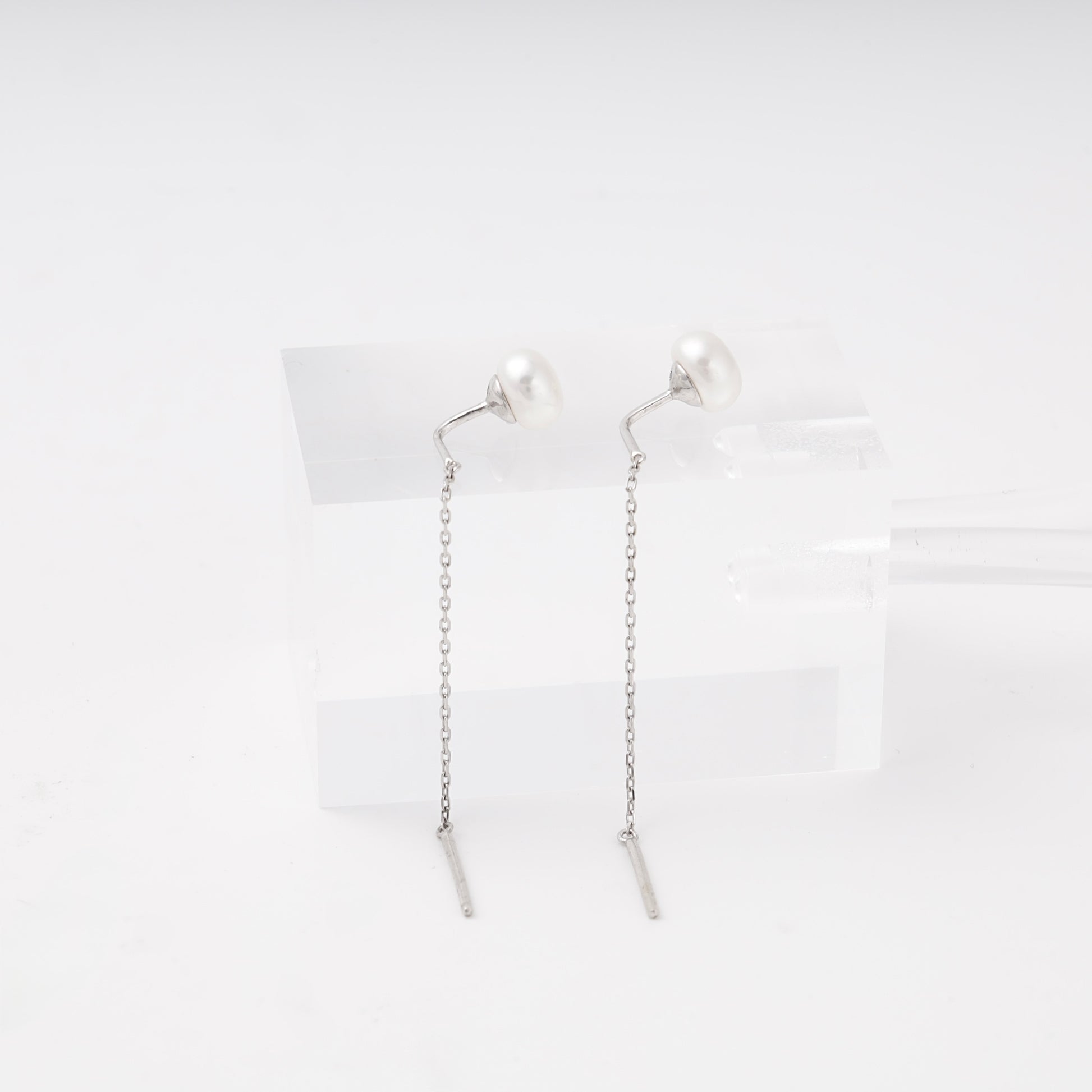 Silver 925 pearl threader earrings on display block — Kabluchka