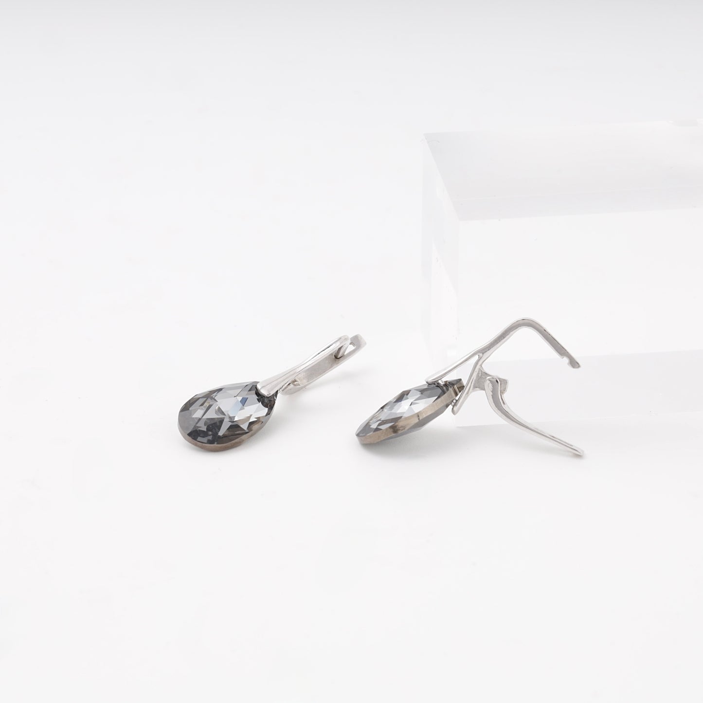 Silver 925 grey Swarovski drop earrings close-up — Kabluchka