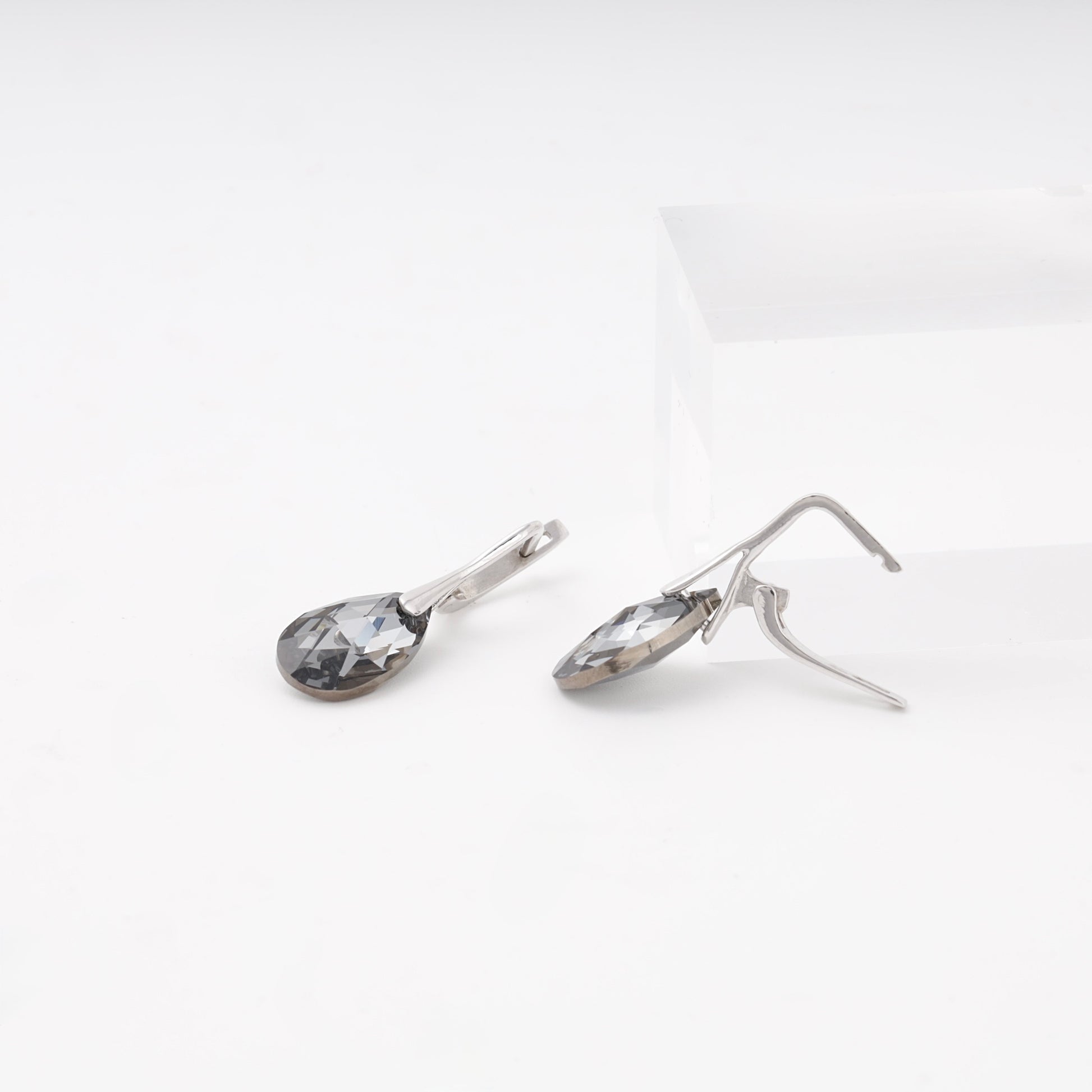 Silver 925 grey Swarovski drop earrings close-up — Kabluchka