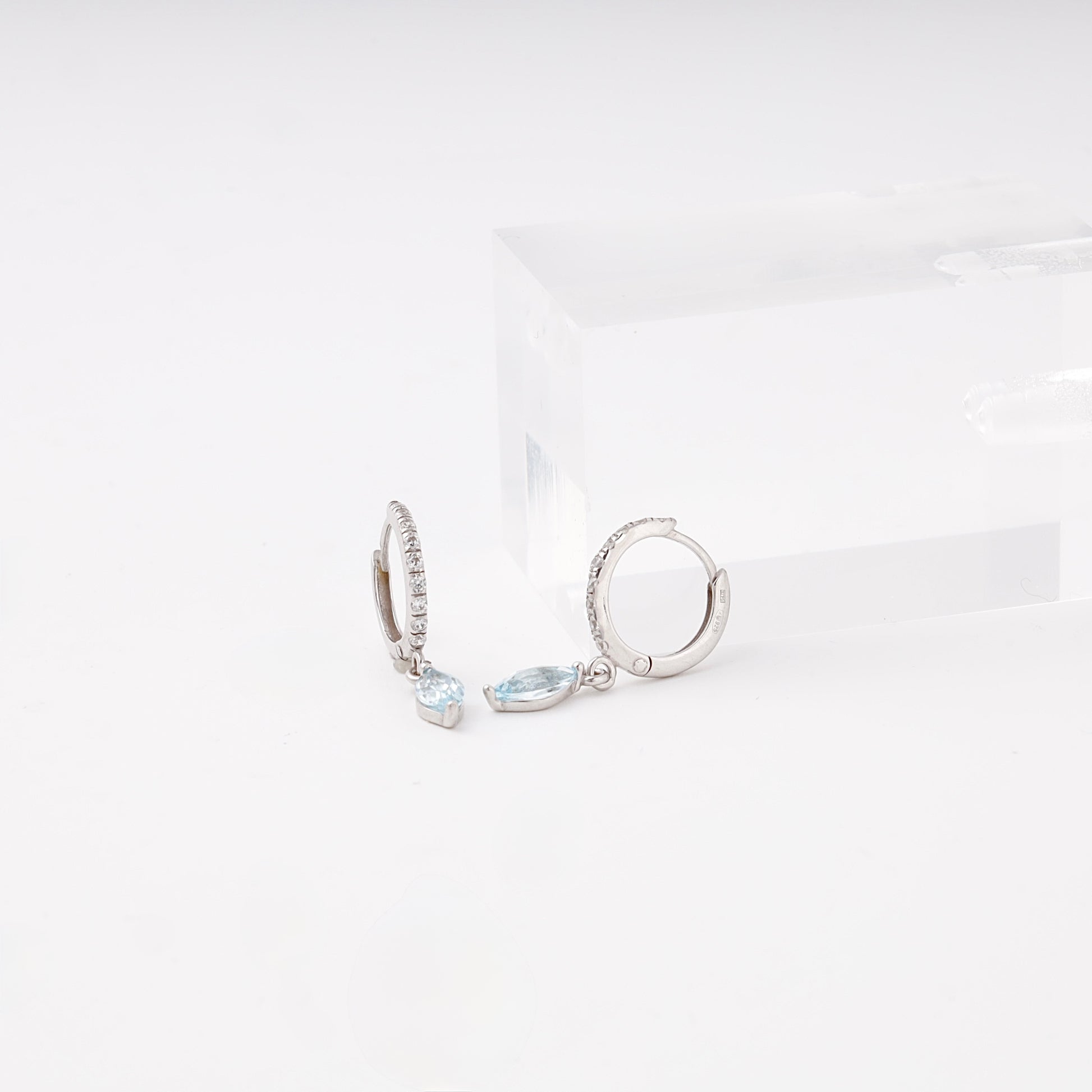 Silver 925 huggie earrings clicker closure close-up — Kabluchka