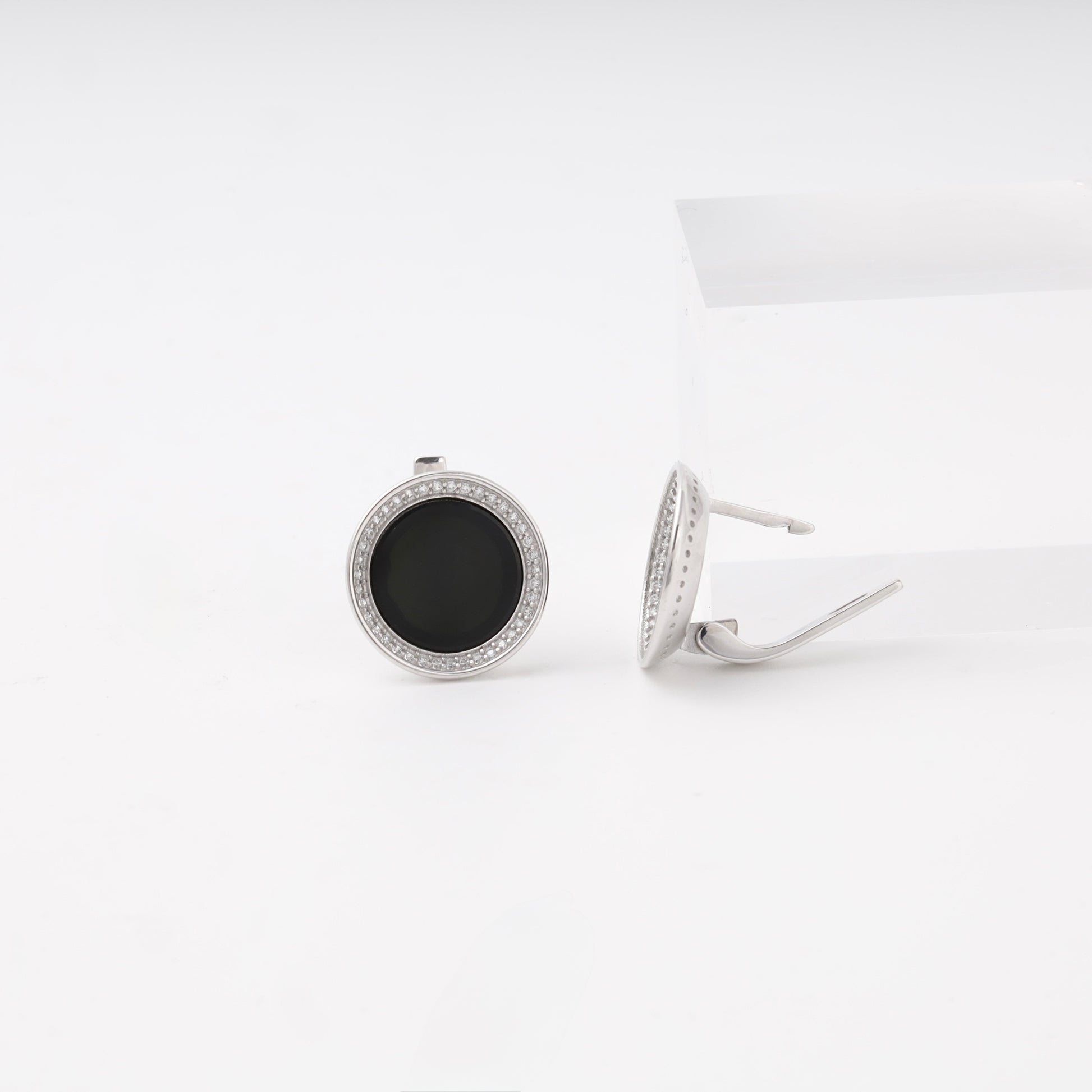 Silver 925 round onyx earrings with English lock, side view — Kabluchka