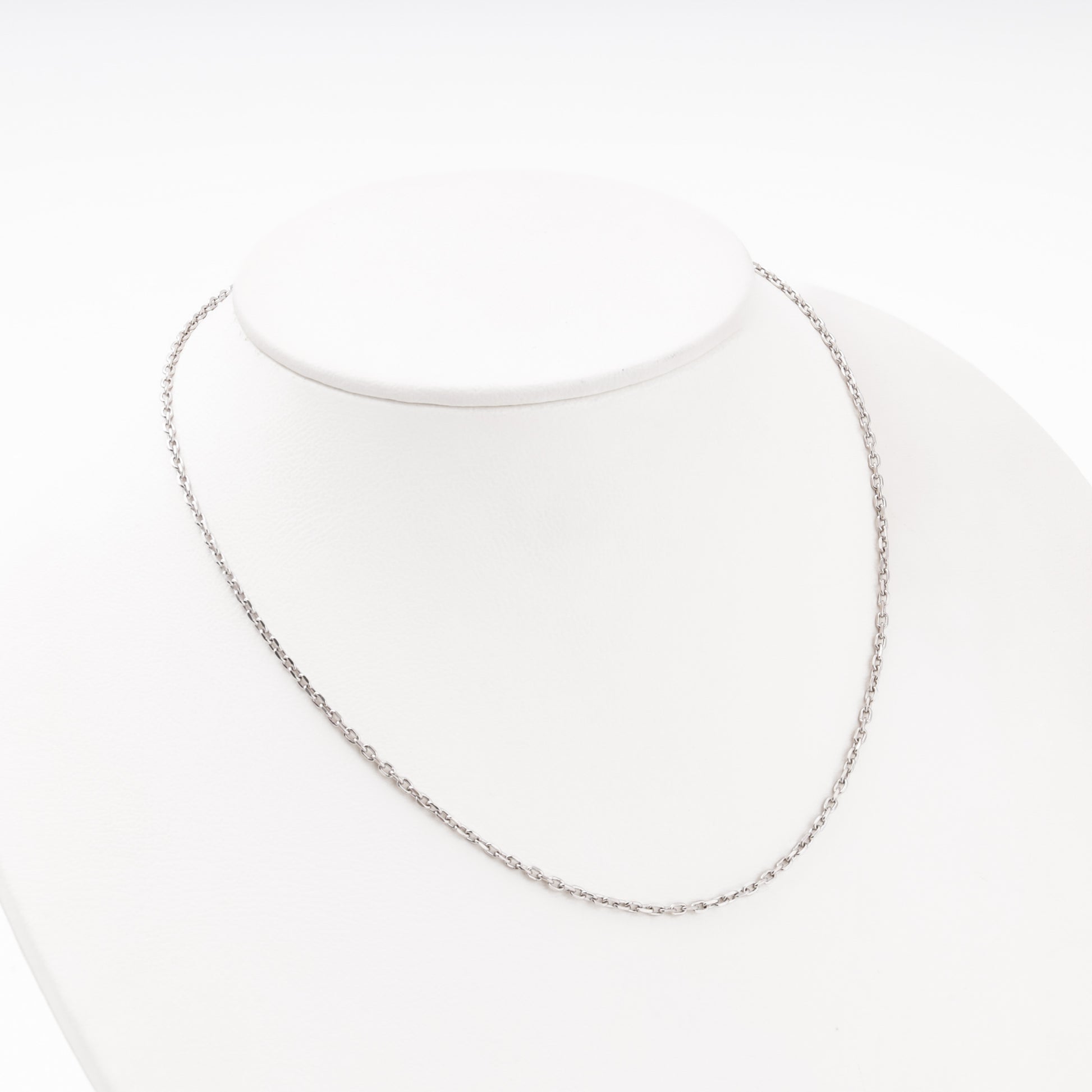 Silver 925 fine chain side view on bust — Kabluchka