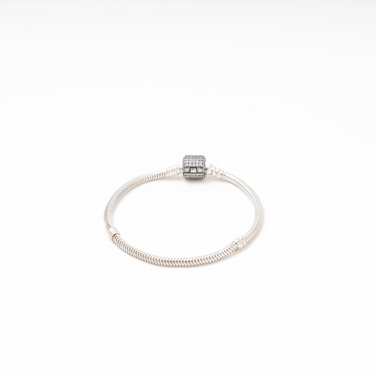 925 silver charm bracelet snake chain close-up — Kabluchka