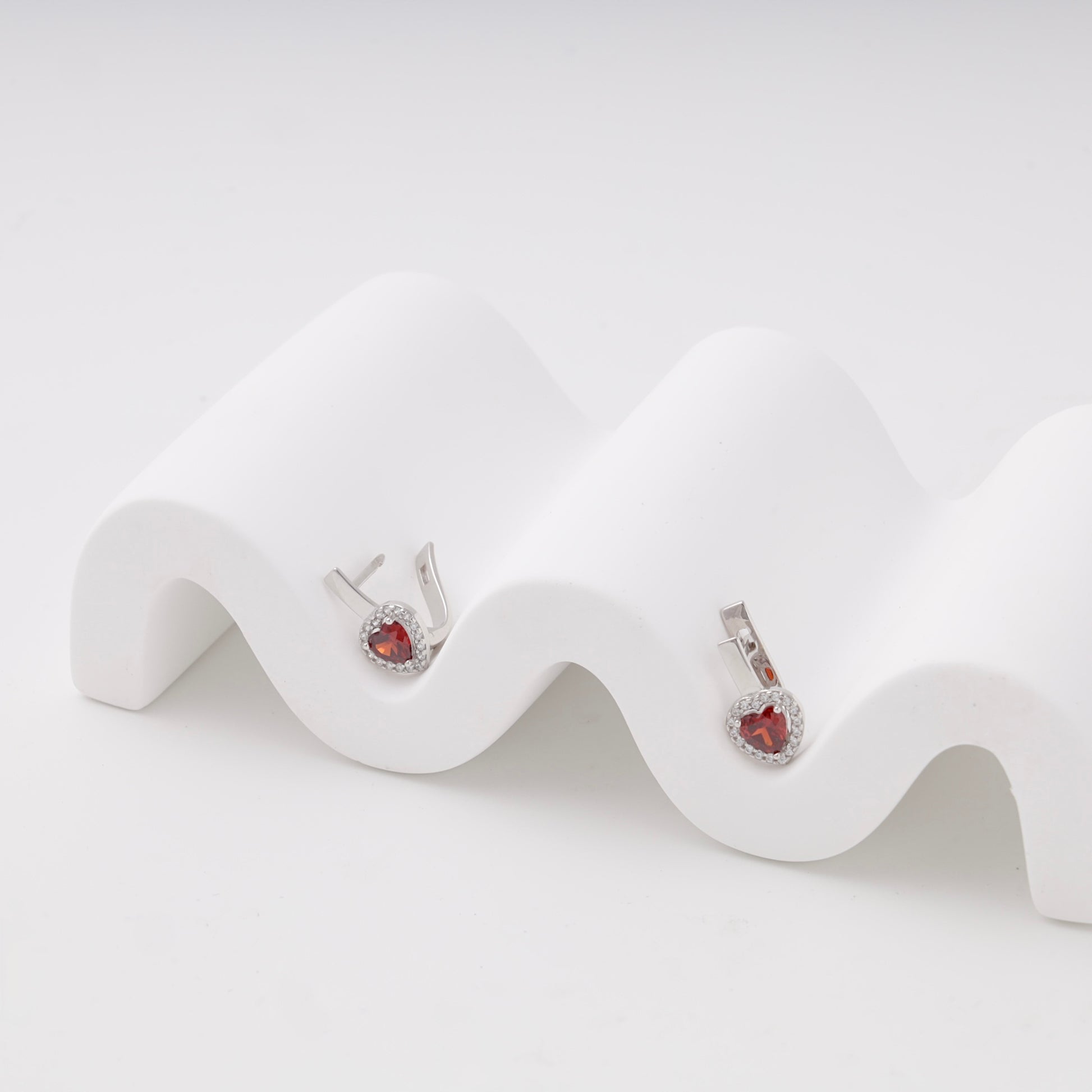 Silver 925 red heart cubic zirconia earring, detail — Kabluchka