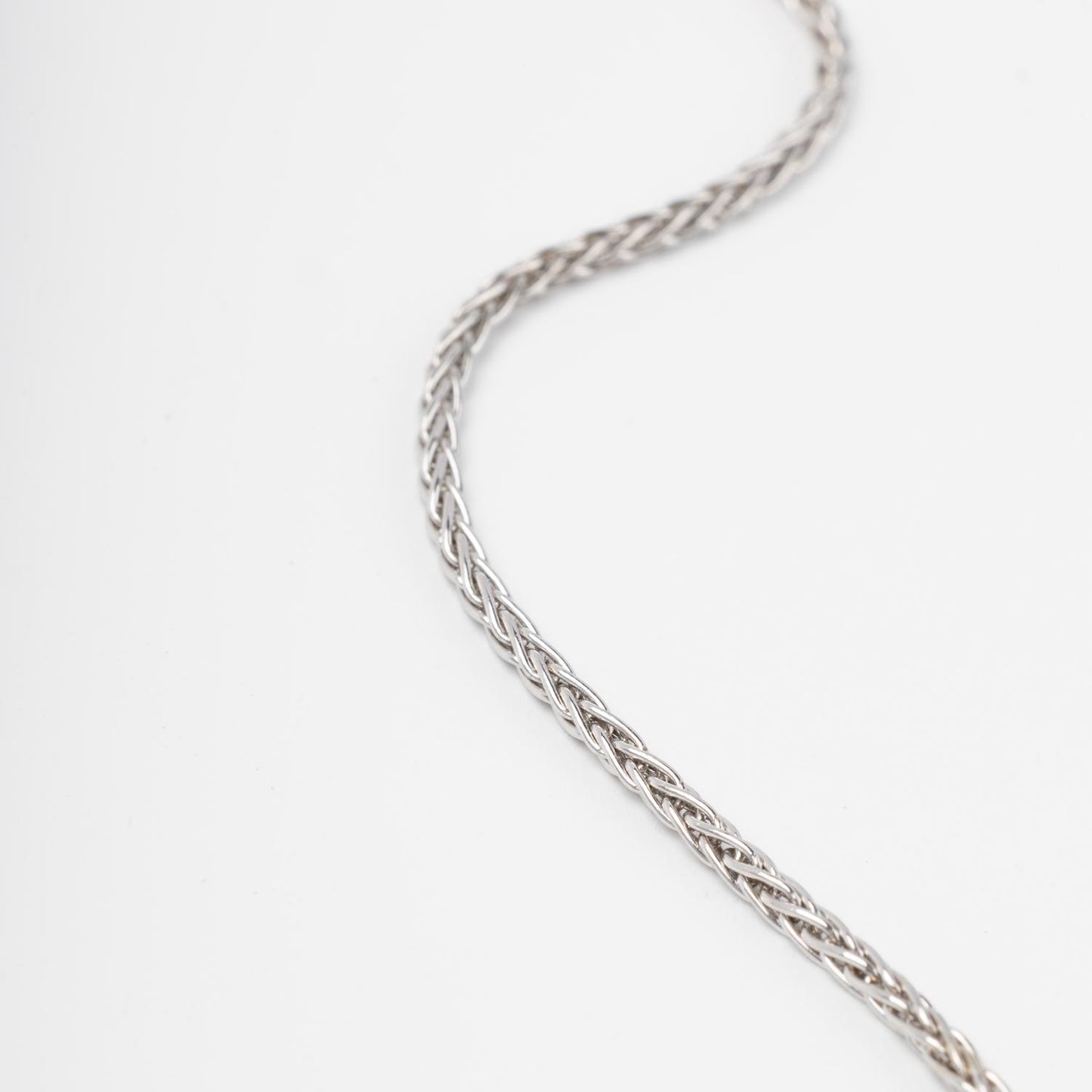 Macro shot of wheat chain weave pattern, silver 925 | Jewelry Store Kabluchka