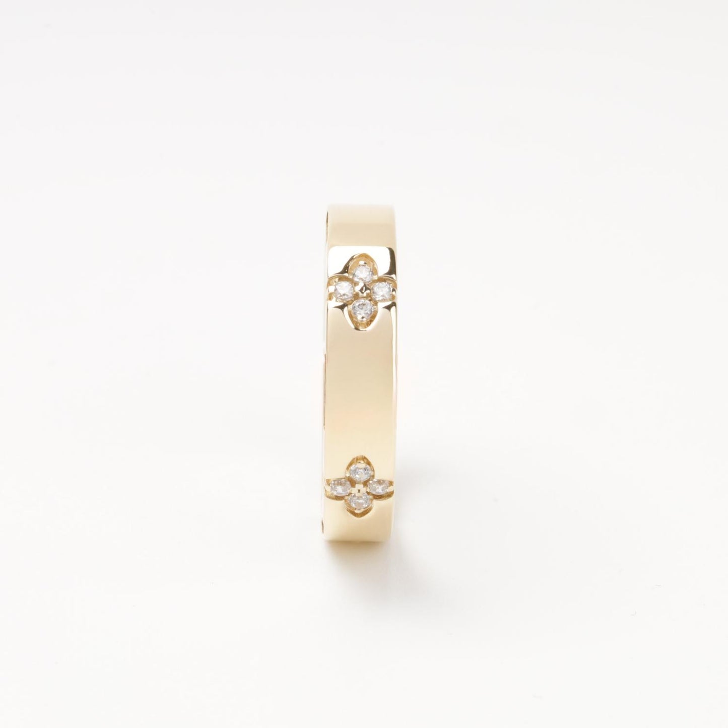 Sophisticated 14K (585) Yellow Gold band featuring five recessed four-leaf clover motifs, each pavé-set with four sparkling zirconias, displayed on a clean white background.