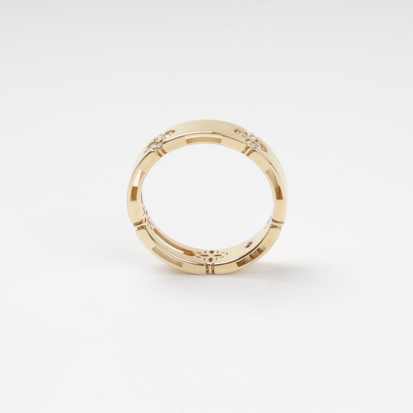 Sophisticated 14K (585) Yellow Gold band featuring five recessed four-leaf clover motifs, each pavé-set with four sparkling zirconias, displayed on a clean white background.