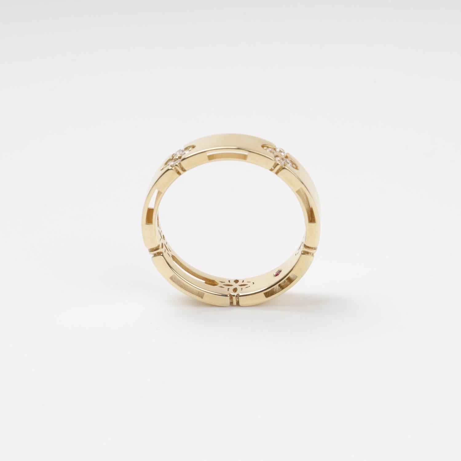 Sophisticated 14K (585) Yellow Gold band featuring five recessed four-leaf clover motifs, each pavé-set with four sparkling zirconias, displayed on a clean white background.