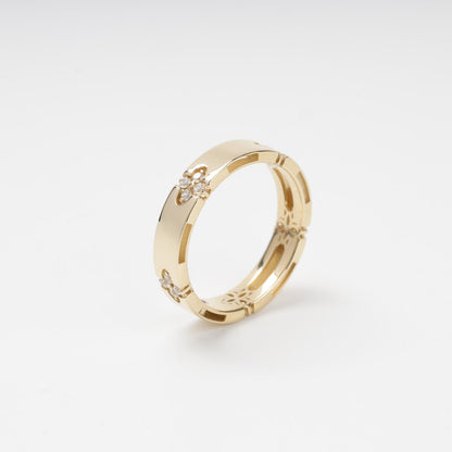 Sophisticated 14K (585) Yellow Gold band featuring five recessed four-leaf clover motifs, each pavé-set with four sparkling zirconias, displayed on a clean white background.