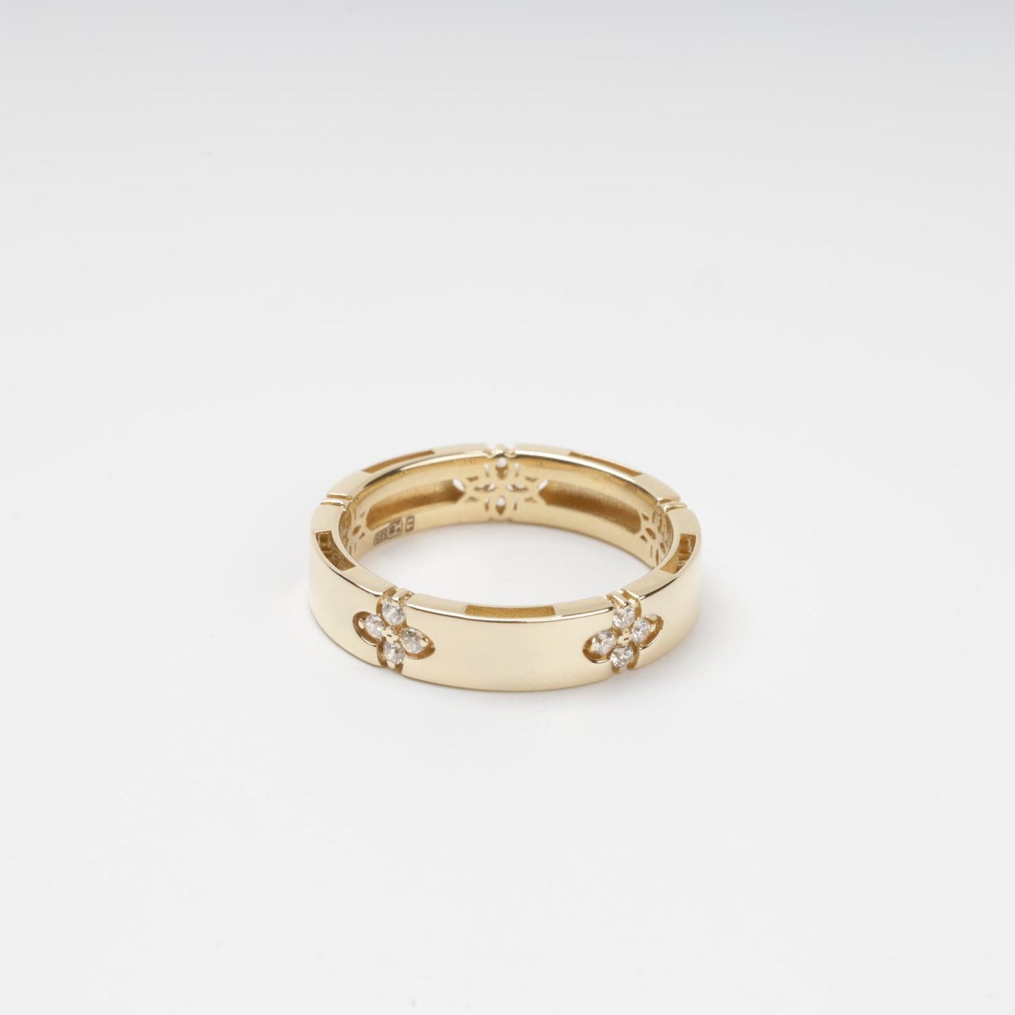 Sophisticated 14K (585) Yellow Gold band featuring five recessed four-leaf clover motifs, each pavé-set with four sparkling zirconias, displayed on a clean white background.