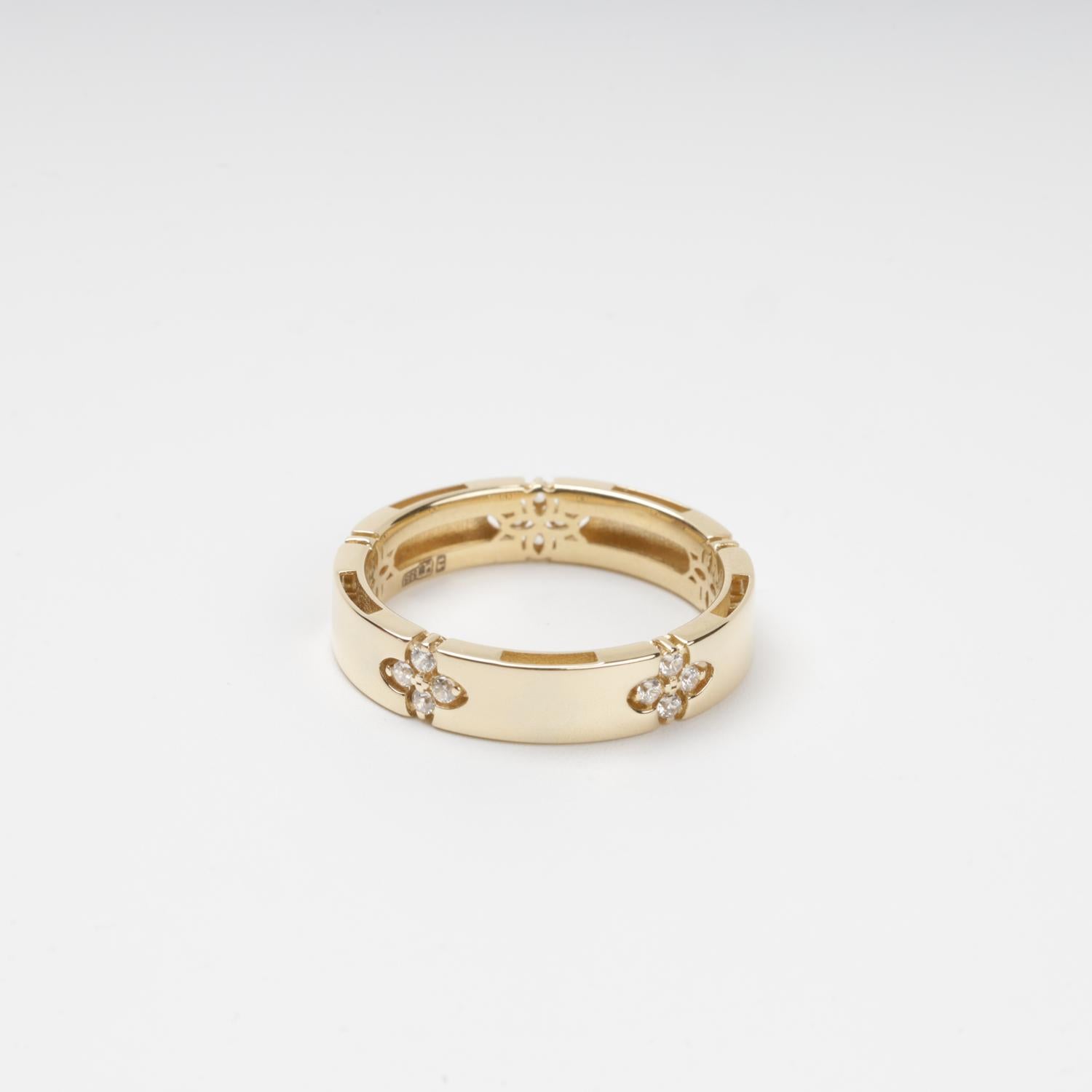 Sophisticated 14K (585) Yellow Gold band featuring five recessed four-leaf clover motifs, each pavé-set with four sparkling zirconias, displayed on a clean white background.