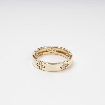 Sophisticated 14K (585) Yellow Gold band featuring five recessed four-leaf clover motifs, each pavé-set with four sparkling zirconias, displayed on a clean white background.