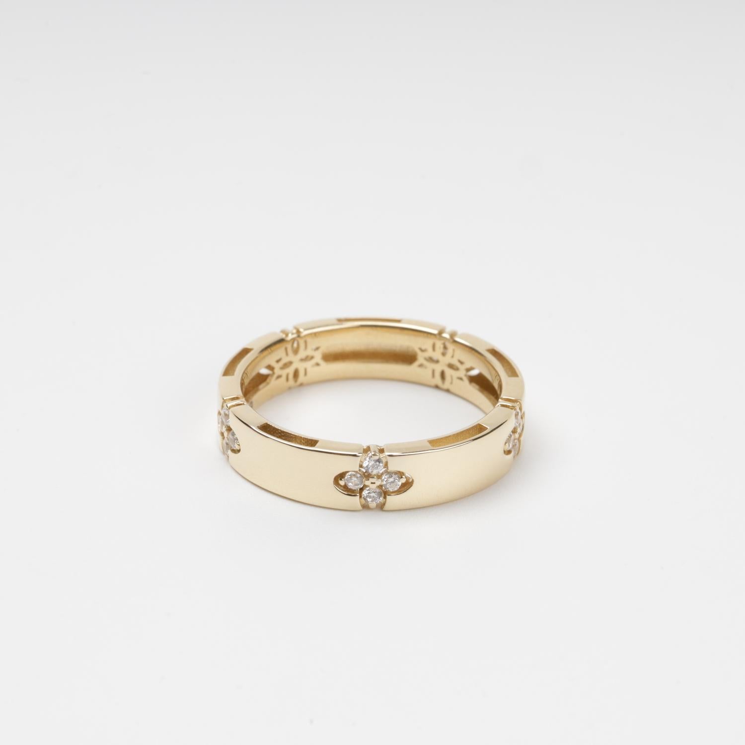 Sophisticated 14K (585) Yellow Gold band featuring five recessed four-leaf clover motifs, each pavé-set with four sparkling zirconias, displayed on a clean white background.